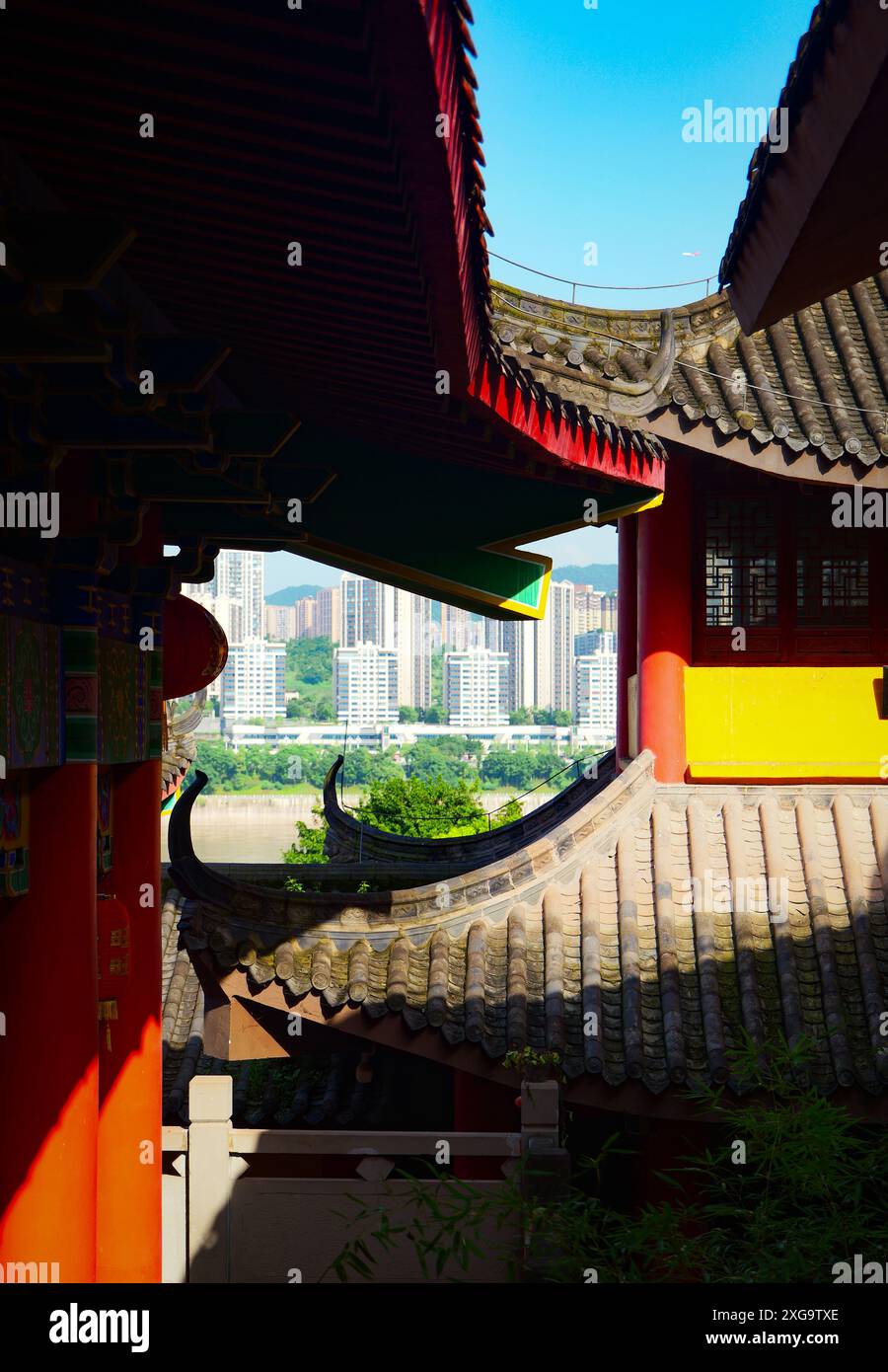 Traditionelle Architektur von Chongqing, China. Antike Gebäude im buddhistischen Stil. Chinesische Tempel mit blauem Himmel. Chinesischer Tempel, erbaut von yangtze Rive Stockfoto