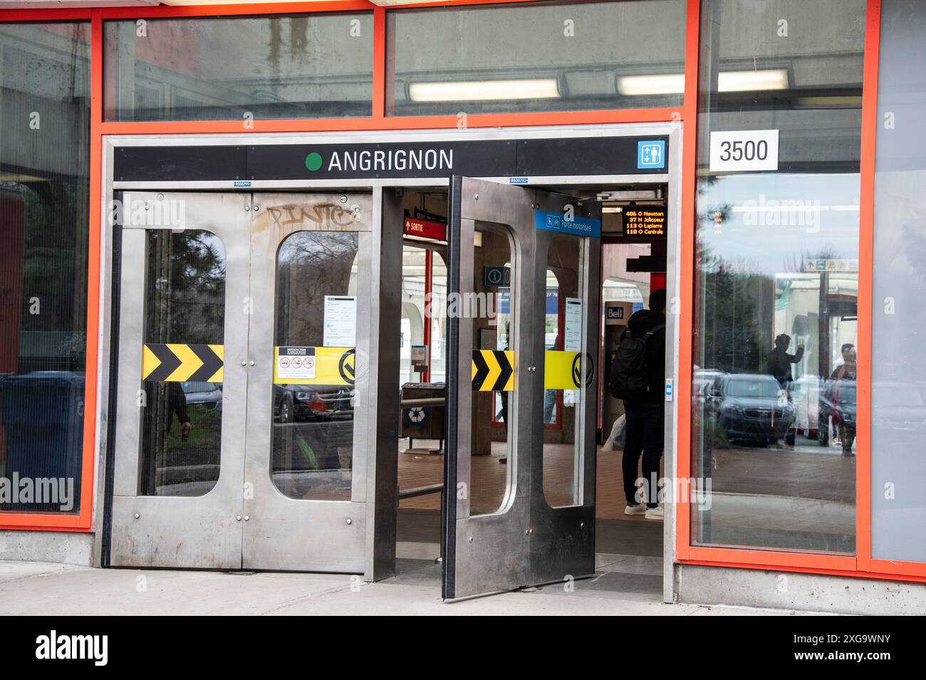 Türen an der Angrignon Metro Station in Montreal, Quebec, Kanada Stockfoto