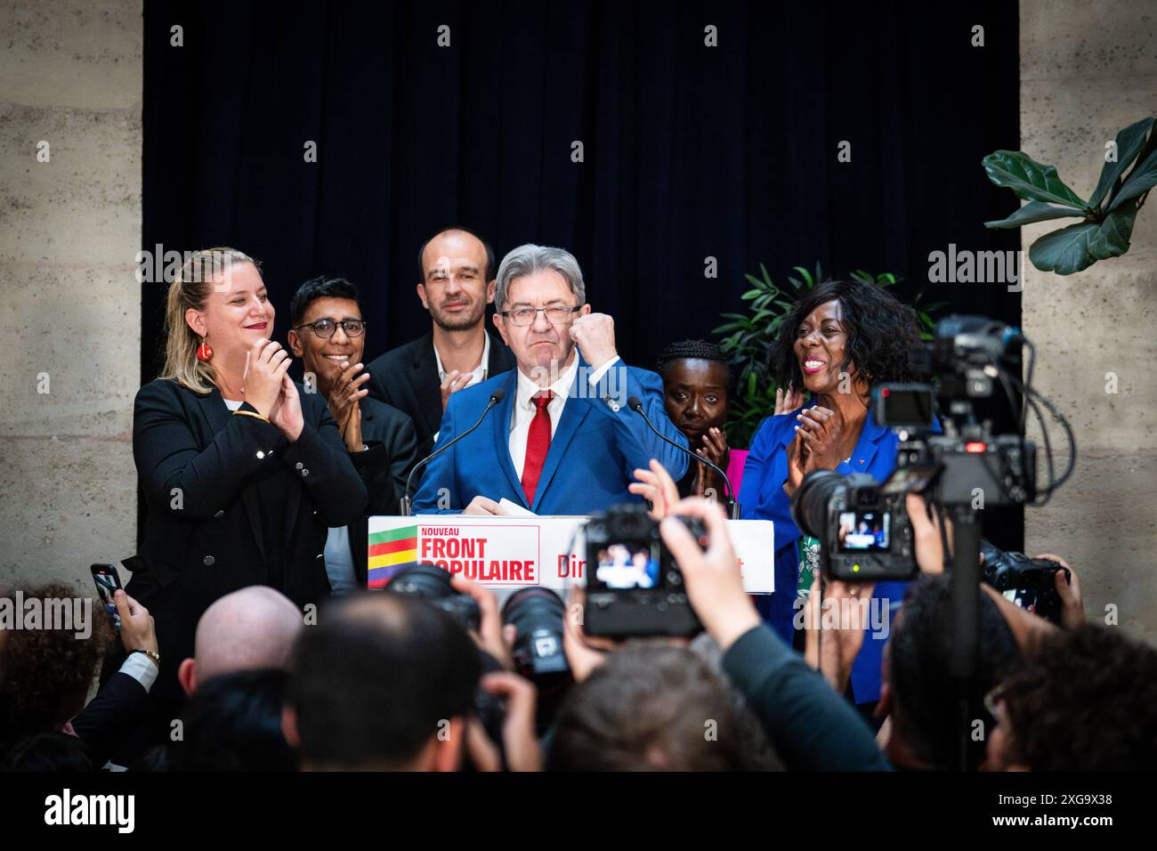 Paris, Frankreich. Juli 2024. Jean-Luc Melenchon (C), Vorsitzender der französischen Linken-Partei La France Insoumise (LFI), nimmt an einer Veranstaltung nach der zweiten Runde der französischen Parlamentswahlen am 7. Juli 2024 in Paris Teil. Die Allianz der linken Parteien, die neue Volksfront (NFP), gewinnt die zweite Runde der französischen Parlamentswahlen und wird voraussichtlich zwischen 175 und 205 Sitze in der Nationalversammlung haben, wie die Forschungsfirma Elabe veröffentlichte. Quelle: Xinhua/Alamy Live News Stockfoto