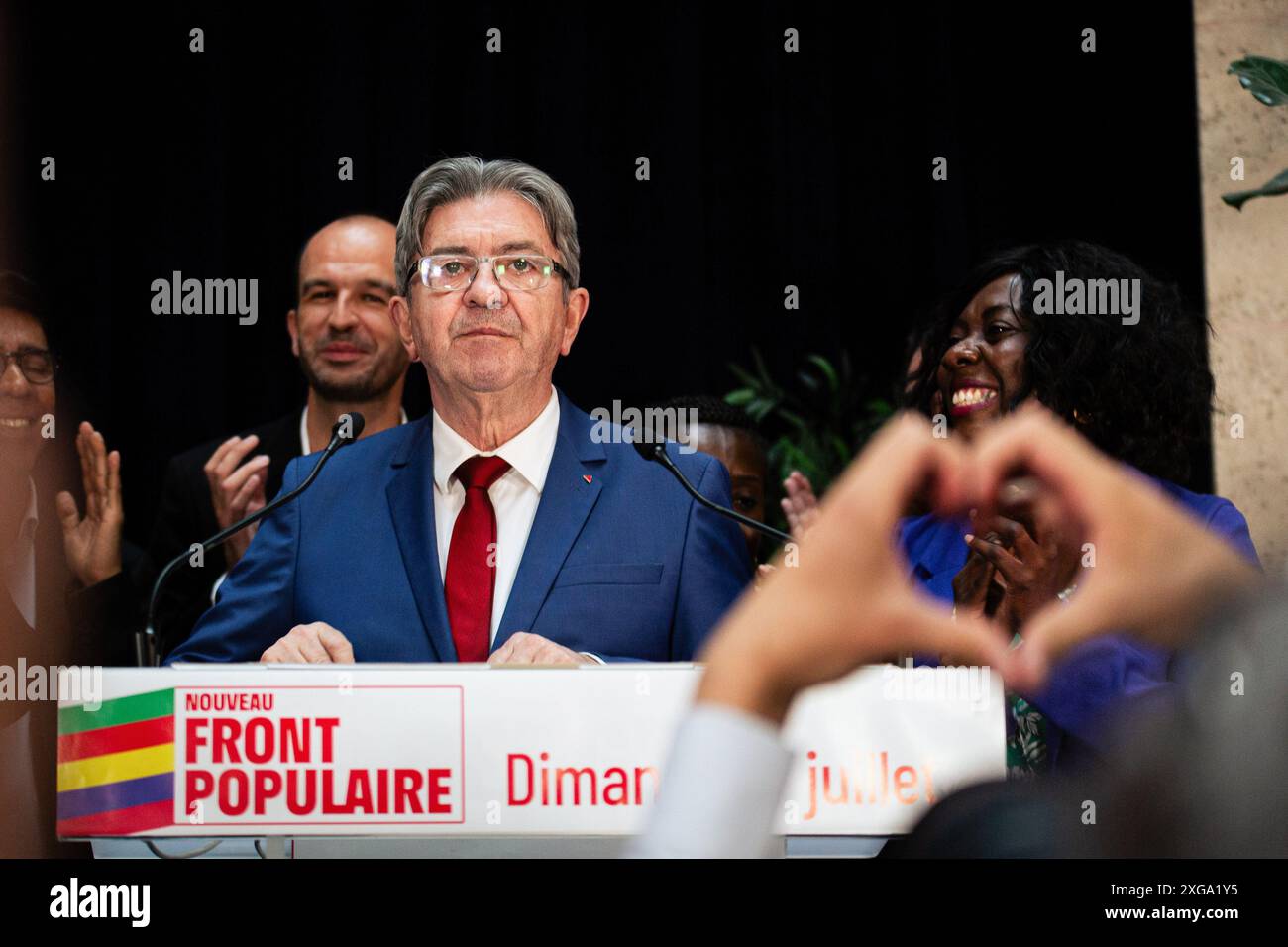 Jean-Luc Melenchon, Vorsitzender der Gruppe La France Insoumise, spricht nach den Ergebnissen der zweiten Wahlrunde im Hauptquartier von La France Insoumise. Wahlnacht für die linke Koalition Nouveau Front Populaire im Hauptquartier von La France Insoumise in der Rotonde de de Stalingrad in Paris mit einer Rede von Jean-Luc Mélenchon nach dem Ergebnis der zweiten Runde der französischen Parlamentswahlen. Die Koalition Nouveau Front Populaire gewann ohne absolute Mehrheit und sollte zwischen 187 und 198 Abgeordnete in die Nationalversammlung wählen. (Foto von Telmo Stockfoto