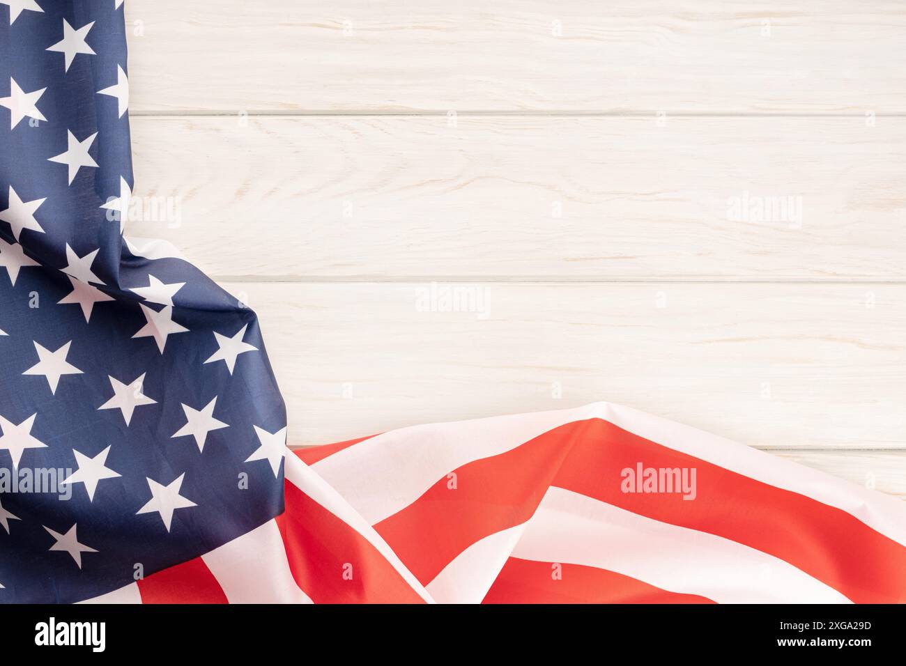 Amerikanische Flagge auf weißem rustikalem Holztisch mit Kopierfläche. Draufsicht Stockfoto