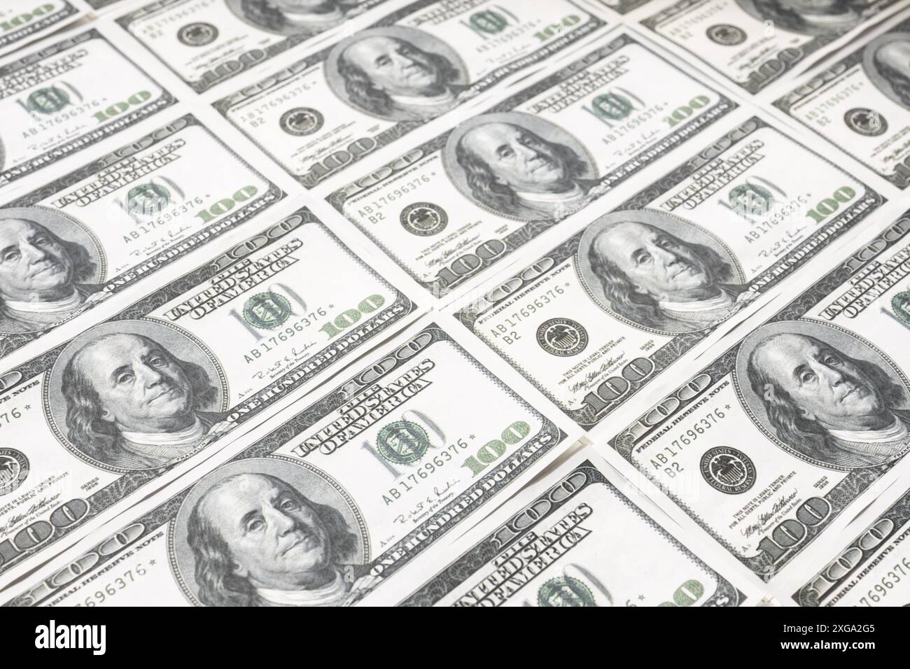 US-Dollar-Hintergrund. Nahaufnahme einer Reihe von Banknoten hundert-Dollar-Scheine. Amerikanische Währung Stockfoto