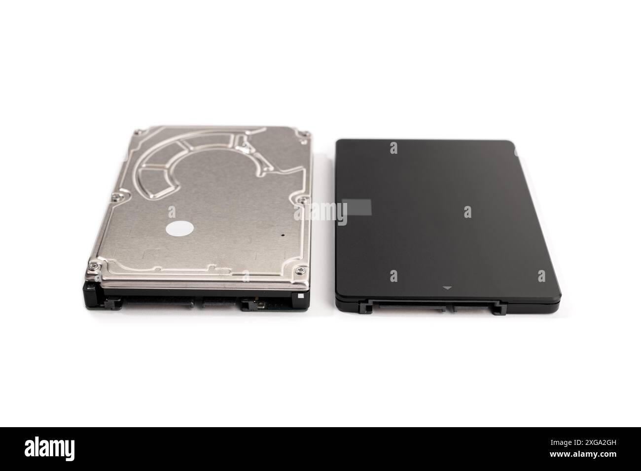 Moderne SSD und alte HDD Festplatte isoliert auf weißem Hintergrund. Datenspeicherung der Computerhardware Stockfoto