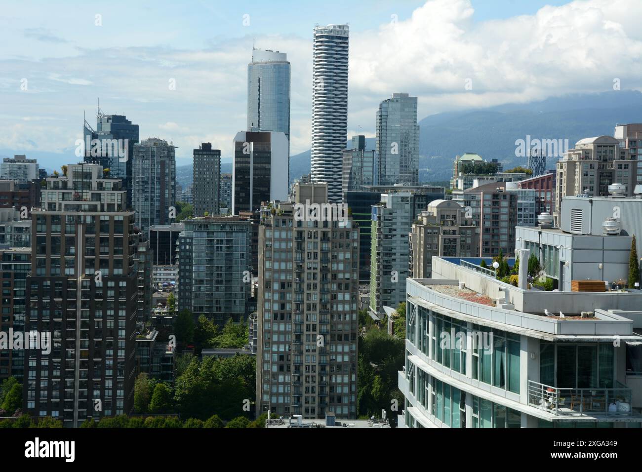 Hochhäuser und Wohnungen im Yaletown Viertel der Innenstadt von Vancouver, mit Blick auf West Vancouver, British Columbia, Kanada. Stockfoto