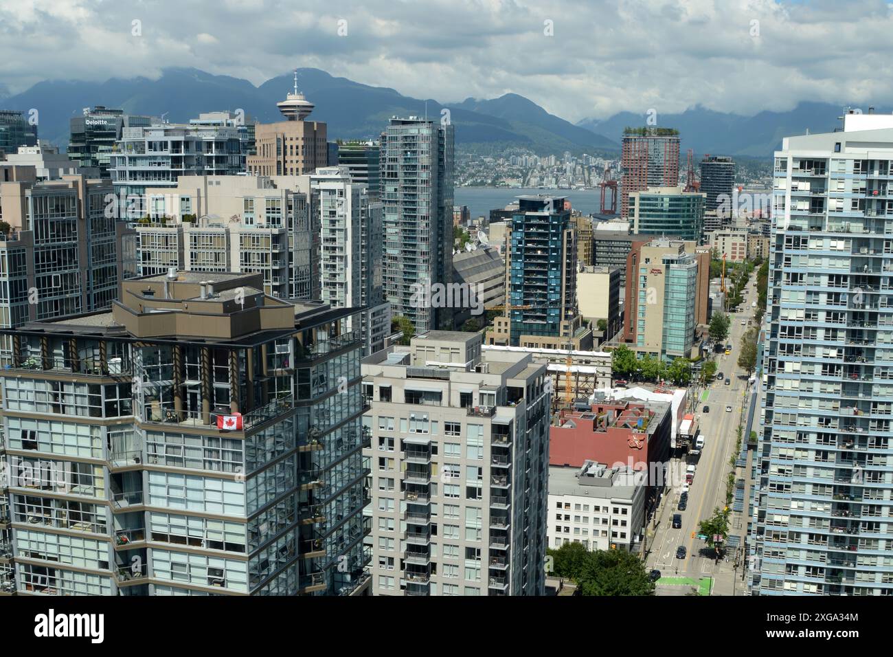 Hochhäuser und Ferienwohnungen in Yaletown, Downtown Vancouver, mit Blick auf Burrard Inlet und North Vancouver, British Columbia, Kanada. Stockfoto