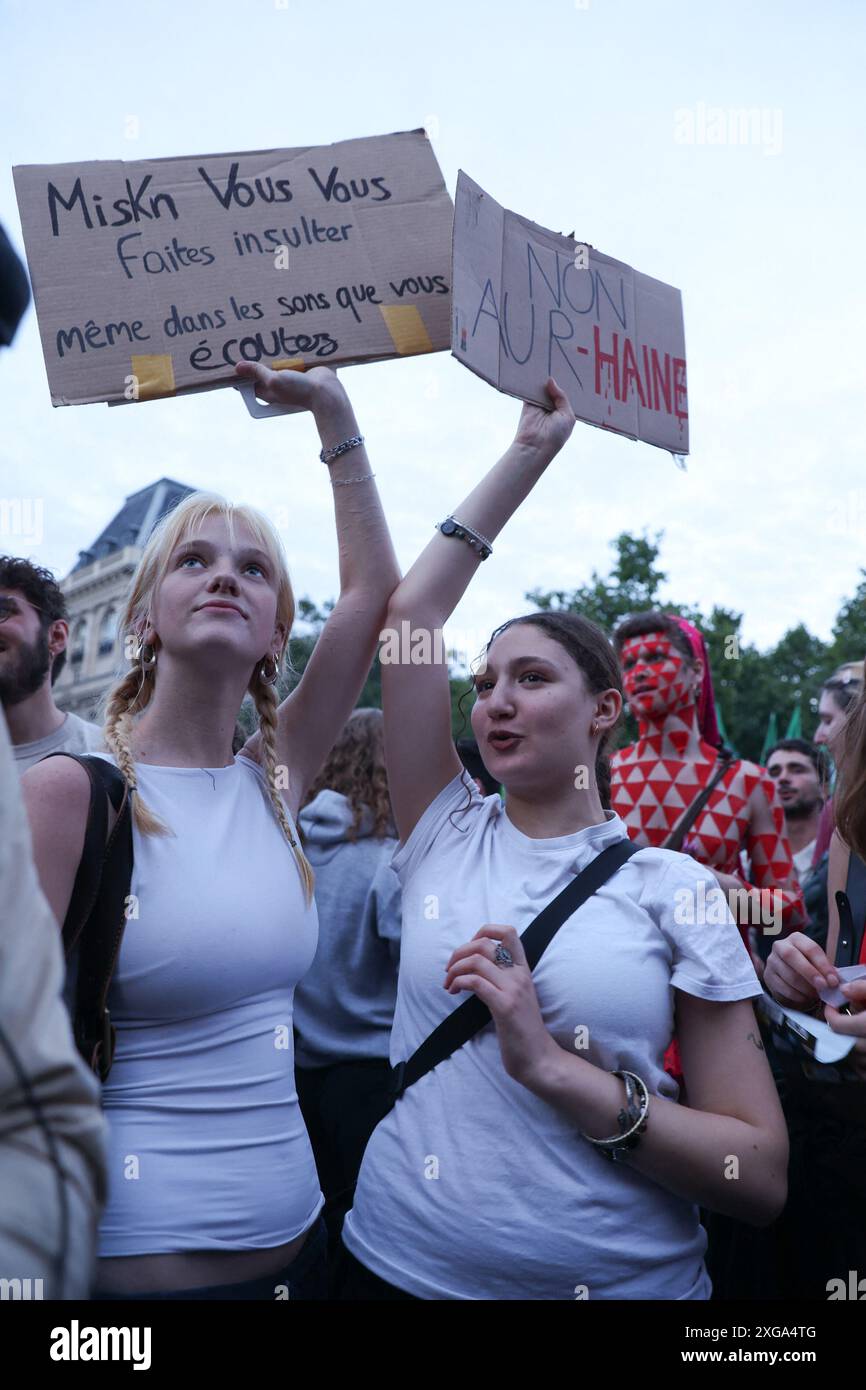 Zwei Demonstranten mit Plakaten gegen die extreme Rechte. Die Teilnehmer trafen sich während einer Wahlkampfveranstaltung nach dem ersten Ergebnis der zweiten Wahlrunde der französischen Parlamentswahlen am Place de la Republique in Paris am 7. Juli 2024. Eine lose Allianz französischer linker Parteien, die sich für Schnellwahlen zusammengeschlossen hatten, war auf dem Weg, der größte Parlamentsblock zu werden und die extreme Rechte zu besiegen, wie schockierte Ergebnisse zeigen. Foto: Christophe Michel/ABACAPRESS. COM Republic Platz für den Sieg der neuen Volksfront bei den Parlamentswahlen und gegen den Aufstieg der Far ri Stockfoto