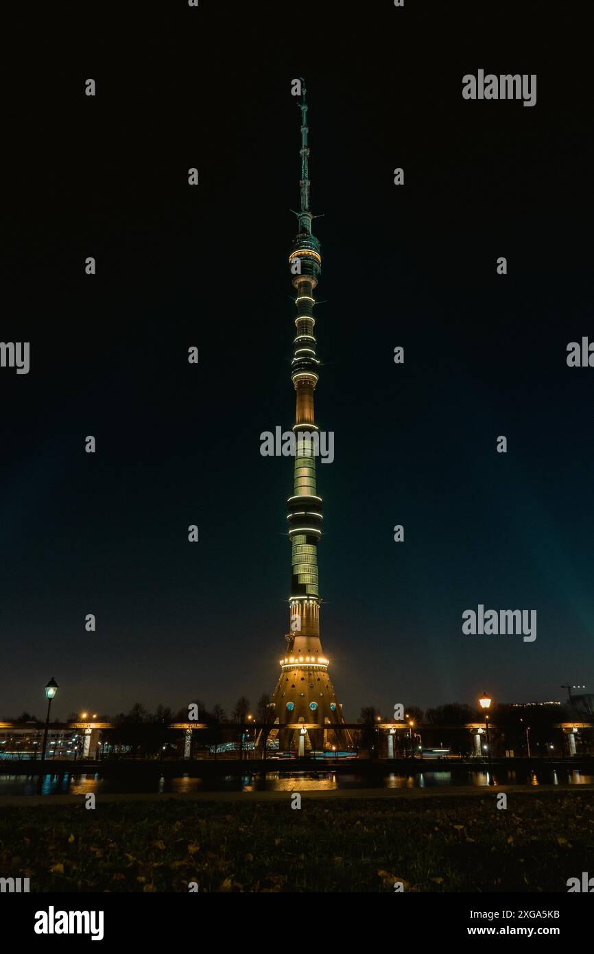 Ostankino Turm in Moskau, Nachtansicht, vertikaler Rahmen Stockfoto
