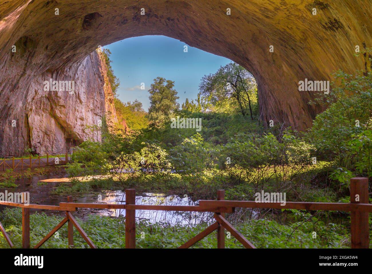 Panoramablick im Inneren der Höhle in der Nähe von Devetaki Devetashka Dorf und Osam Fluss in Bulgarien Stockfoto