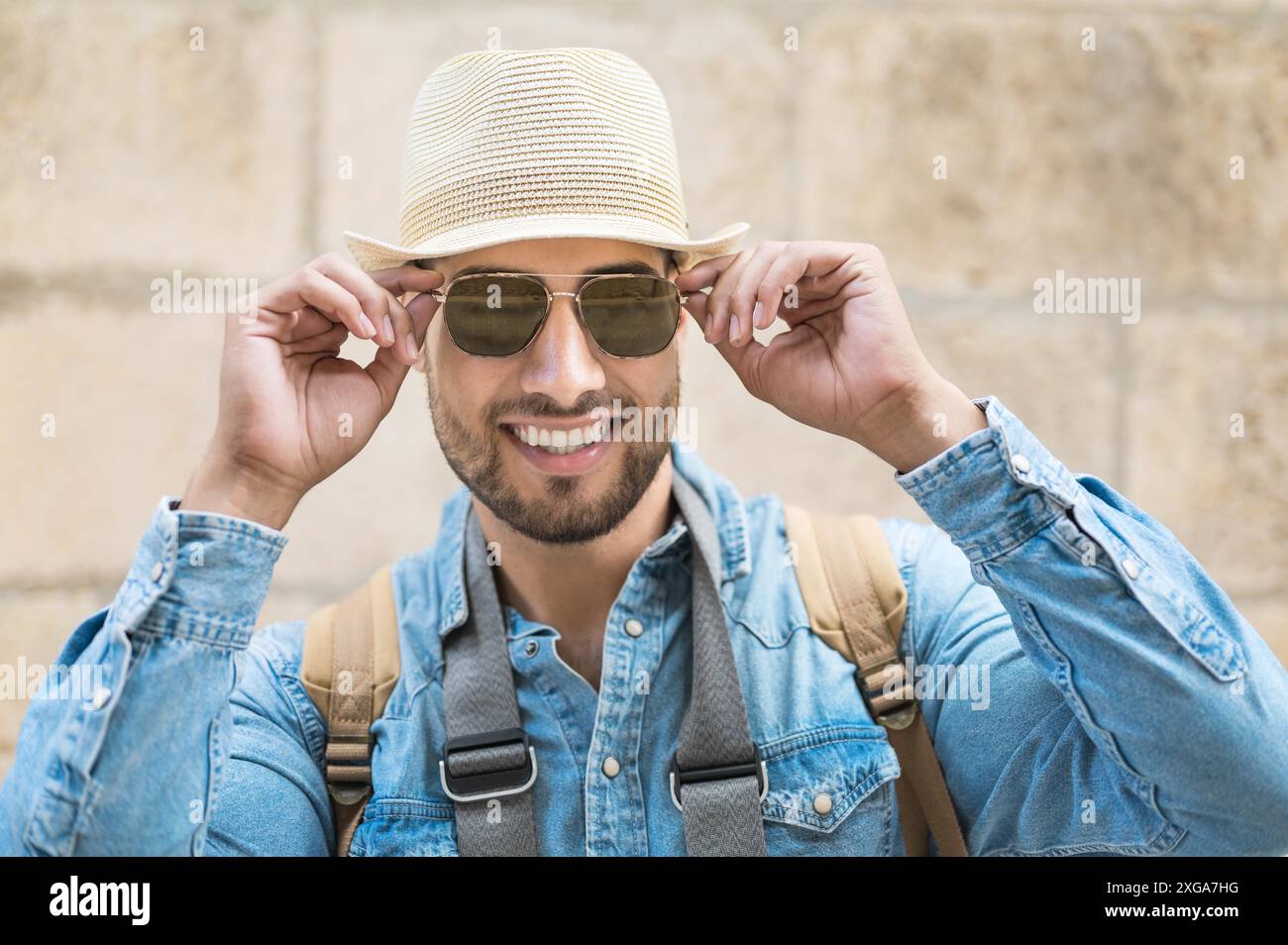 Stilvoller Reisender bärtiger Mann im Hut posiert Blick auf Kamera, Reise und Fernweh Konzept. Hochwertige Fotos Stockfoto