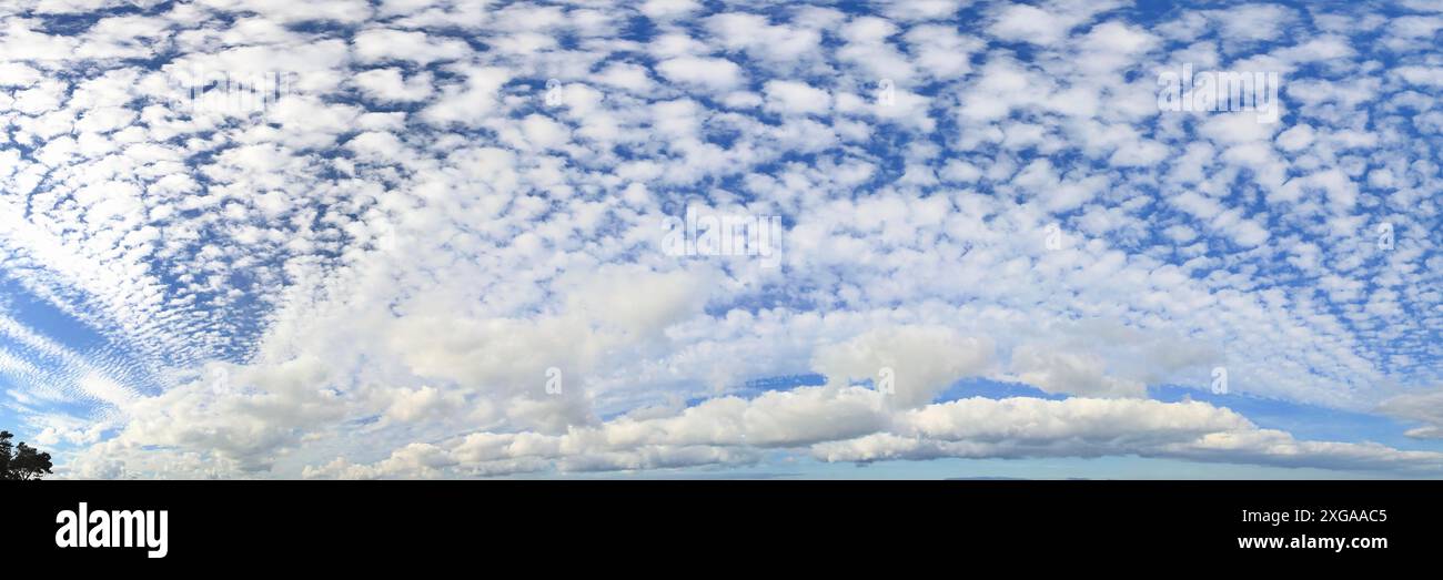 Weiße Wolken unter blauem Himmel Stockfoto