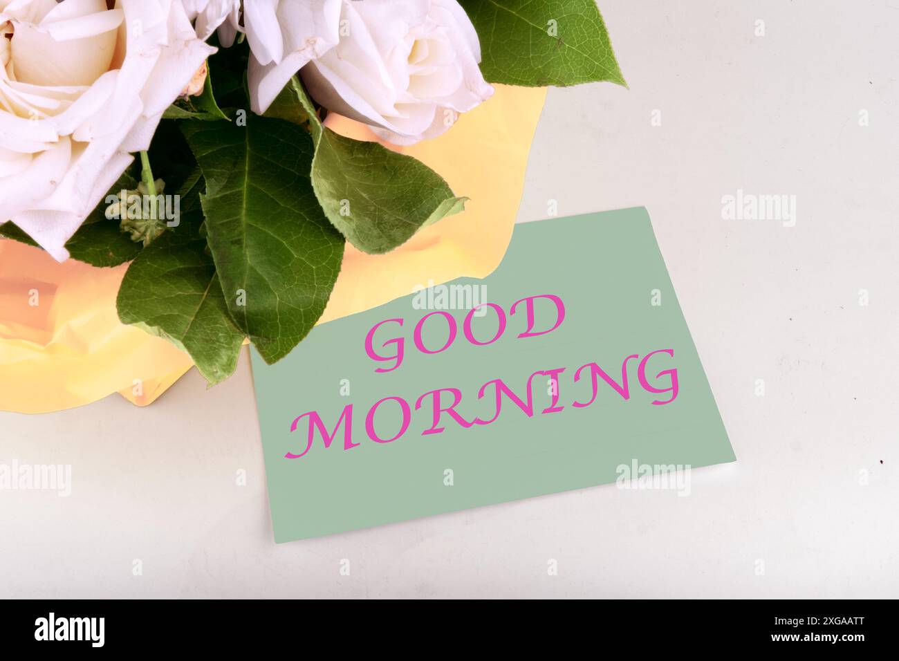 Happy Monday Typografie Text auf der Karte neben dem Blumenstrauß Stockfoto