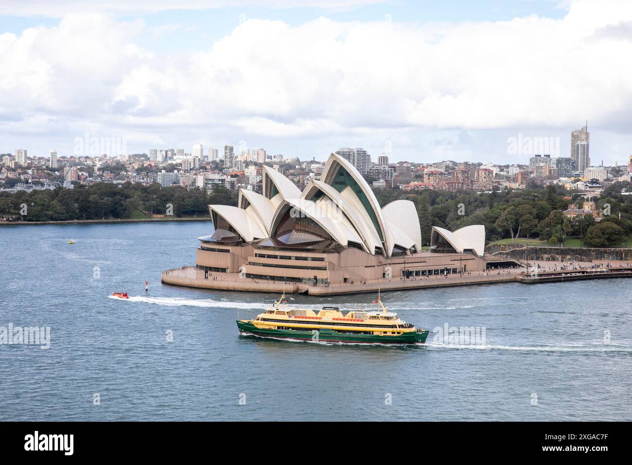 Sydney Opera House mit der Sydney Fähre Queenscliff, die vom Circular Quay nach Manly, New South Wales, Australien fährt Stockfoto