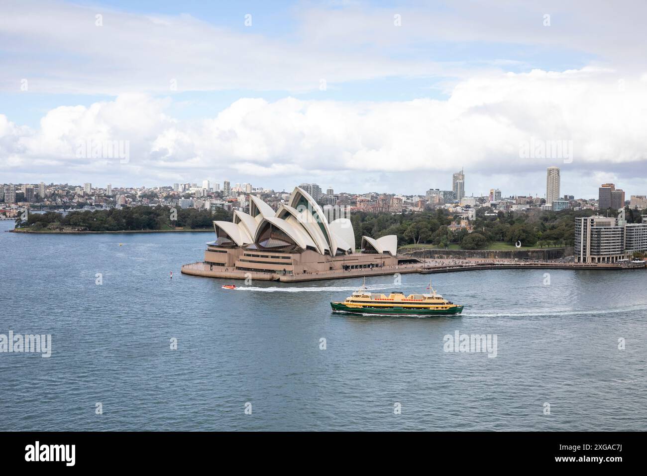 Sydney Opera House mit der Sydney Fähre Queenscliff, die vom Circular Quay nach Manly, New South Wales, Australien fährt Stockfoto