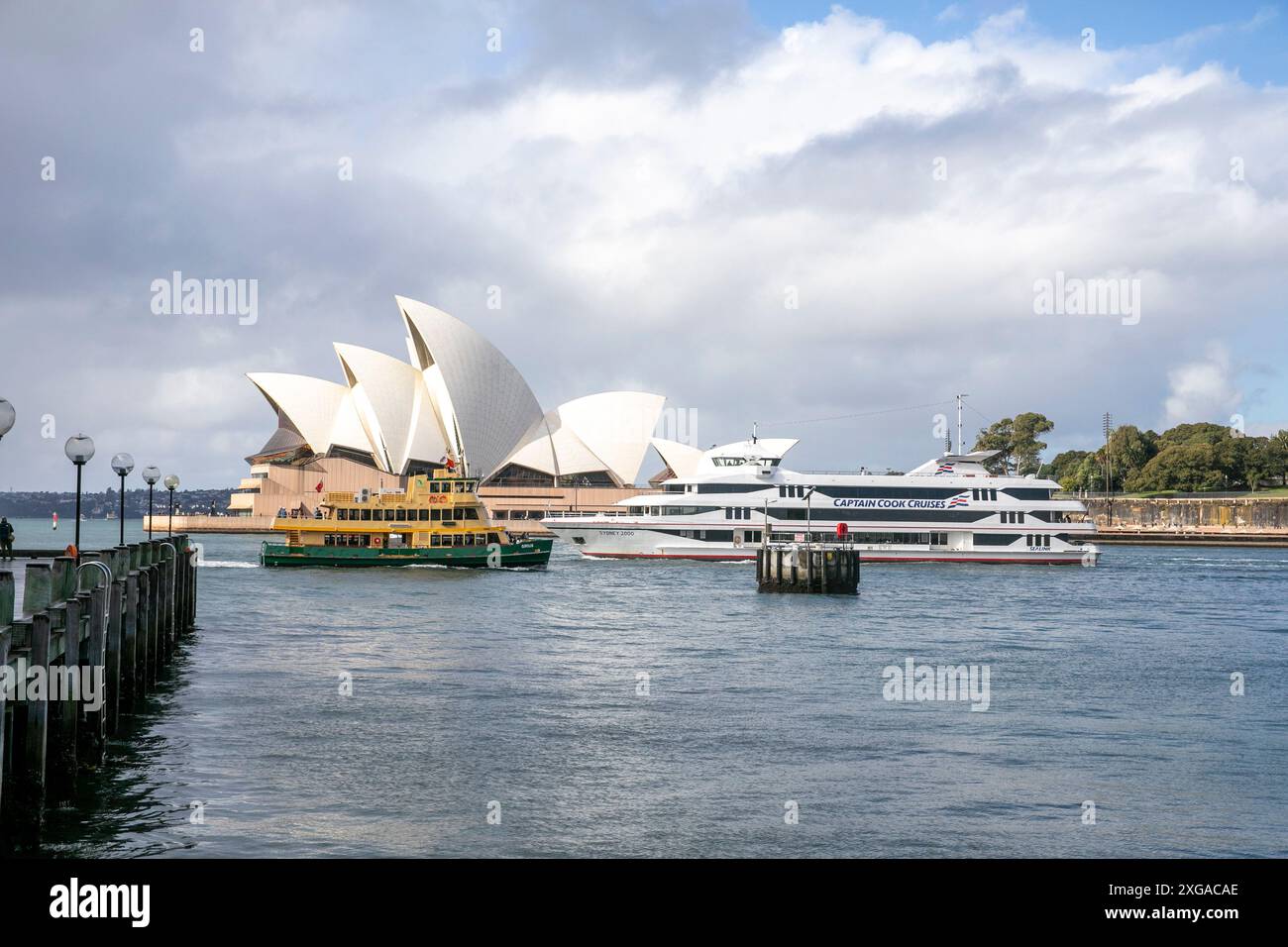 Sydney Opera House von Campbells Cove aus mit Captain Cook Kreuzfahrtschiff und Sydney Fähre Sirius, NSW, Australien Stockfoto