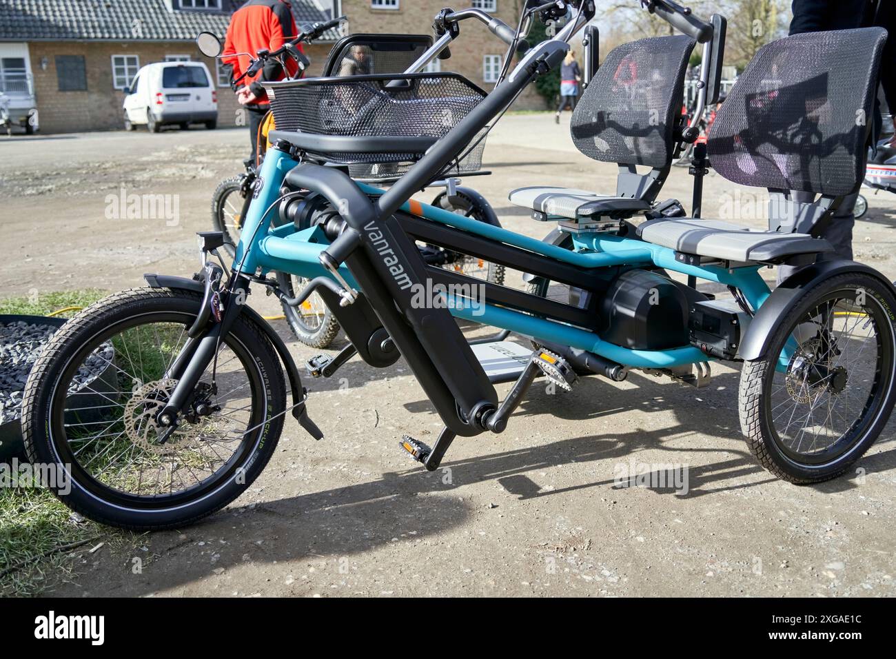 Vanram E-Bike mit zwei Hinterrädern und bequemen Sitzen für den Transport von zwei Personen in Braunschweig, Deutschland, 24. Februar 2024. Stockfoto