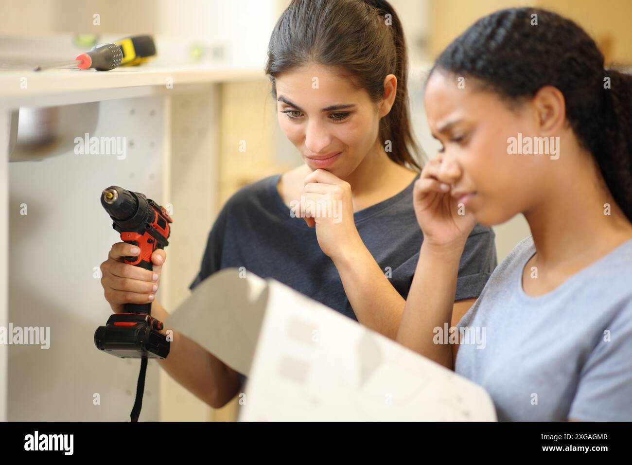 Verwirrte Mitbewohner prüfen Installationshandbuch Reforming Küche zu Hause Stockfoto