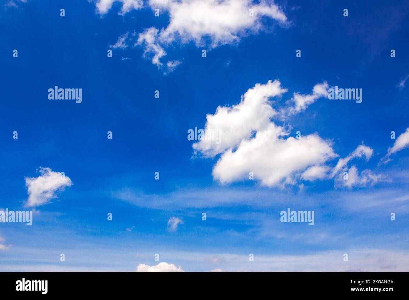 Flauschige Wolken am blauen Himmel. Wettervorhersage bei sonnigem Wetter. Glückliche Sommerferien Stockfoto