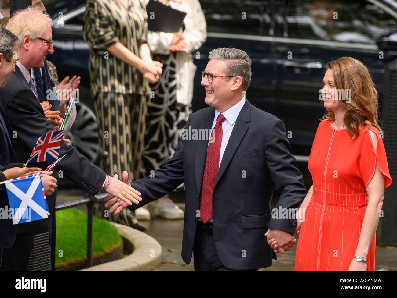 Sir Keir Starmer und seine Frau Victoria begrüßten die Zuschauer in der Downing Street am Tag nach dem Sieg der Labour-Partei am 5. Juli 2024. Stockfoto