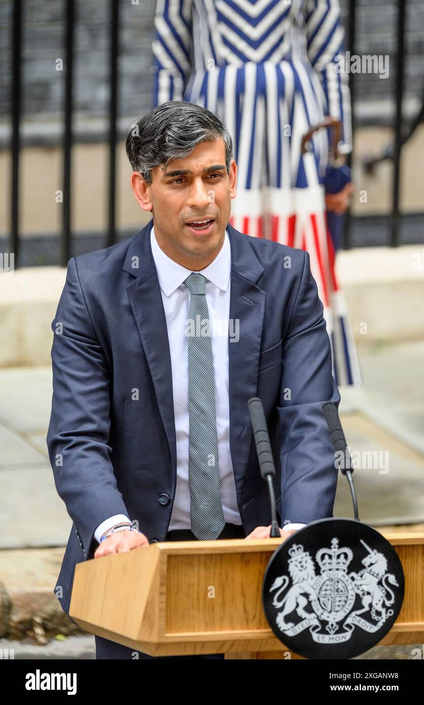 Rishi Sunak Abgeordneter sprach in der Downing Street mit seiner Frau Ahshata Murty hinter ihm an seinem letzten Tag als Premierminister, einen Tag nachdem Labour die Generation gewonnen hatte Stockfoto