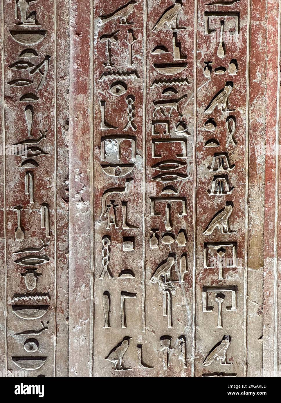 Steintafel mit ägyptischen Symbolen und Schildern Stockfoto