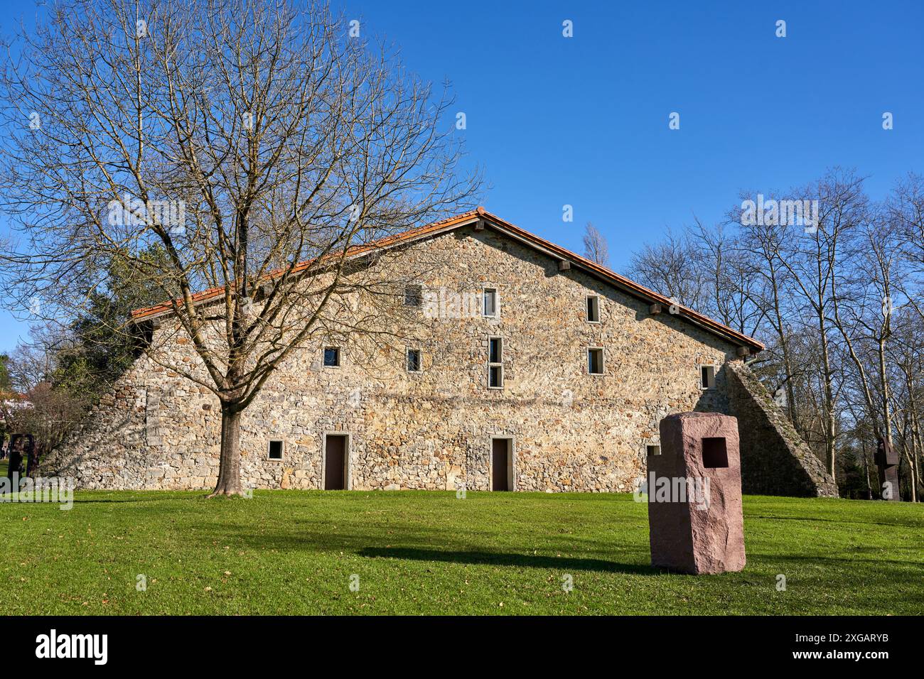 "How Proprior is the Air, Stele XII", 1990, Eduardo Chillida (1924-2002), Chillida Leku Museoa, Donostia, San Sebastian, Baskenland, Spanien Stockfoto