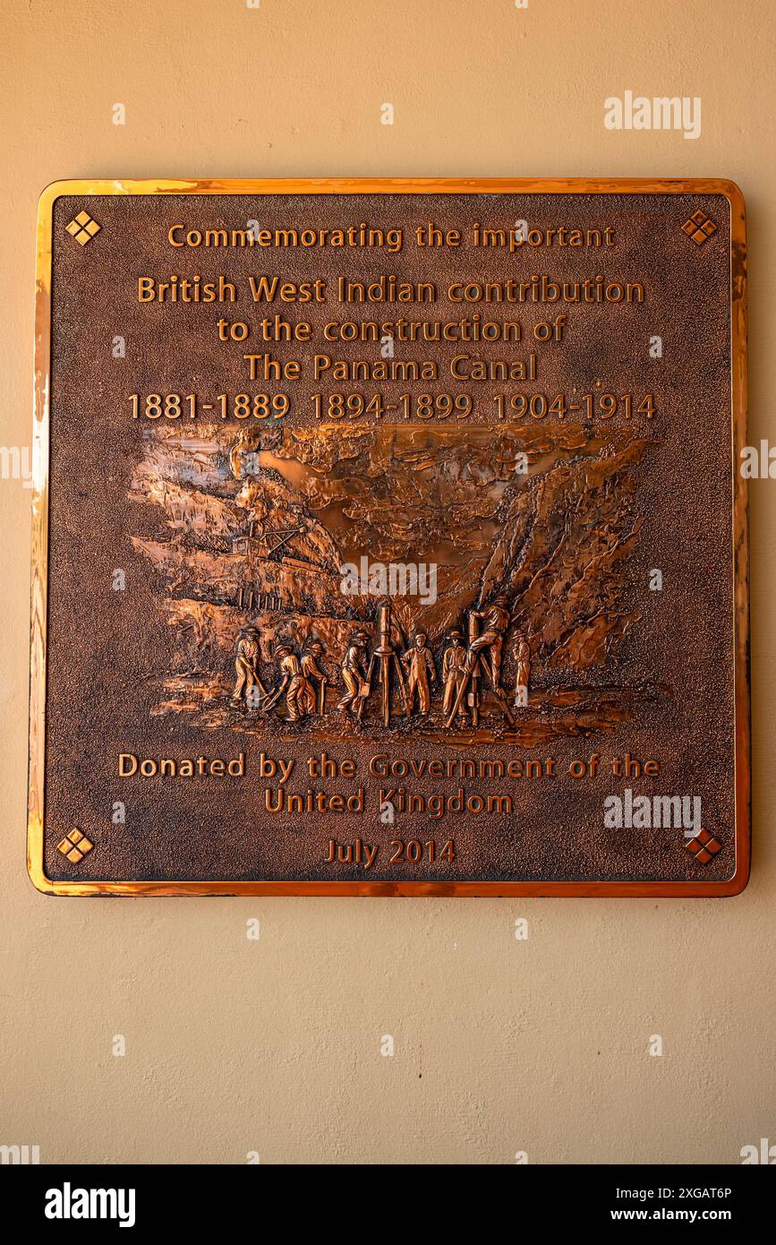 Gedenktafel zum Gedenken an den Beitrag von Britisch-Westindien zum Bau des Kanals, Miraflores Visitor Centre, Panamakanal, Panamakanal, Panama-Stadt, Panama, Cent Stockfoto