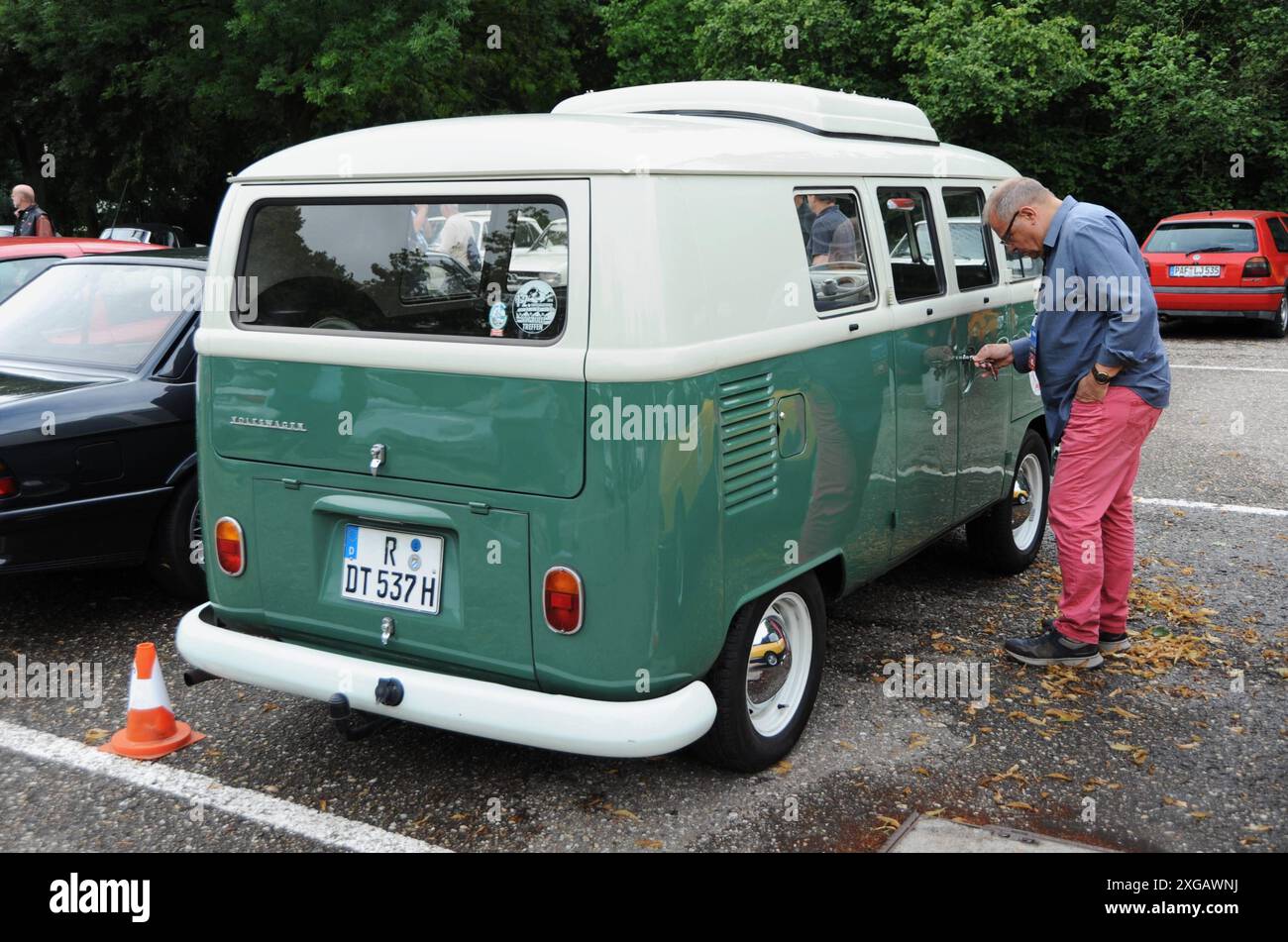 20. Regensburger Classic Rallye, Oldtimer-Rennen bzw Ausfahrt mit Start und Ziel in Regensburg, Via Laaber, Beratzhausen, Lupburg, Steinmühle bei Parsberg, Hexenagger, Kapflberg, Sinzing, Stadtamhof. Foto: Startnummer 58, Volkswagen - VW T1 Bulli, Baujahr 1967 mit 70 PS *** 20 Regensburger Classic Rallye, Oldtimer-Rennen/Ausflug mit Start und Ziel in Regensburg, Via Laaber, Beratzhausen, Lupburg, Steinmühle bei Parsberg, Hexenagger, Kapflberg, Sinzing, Stadtamhof Foto Startnummer 58, Volkswagen VW T1 Bulli, Baujahr 1967 mit 70 ps Stockfoto