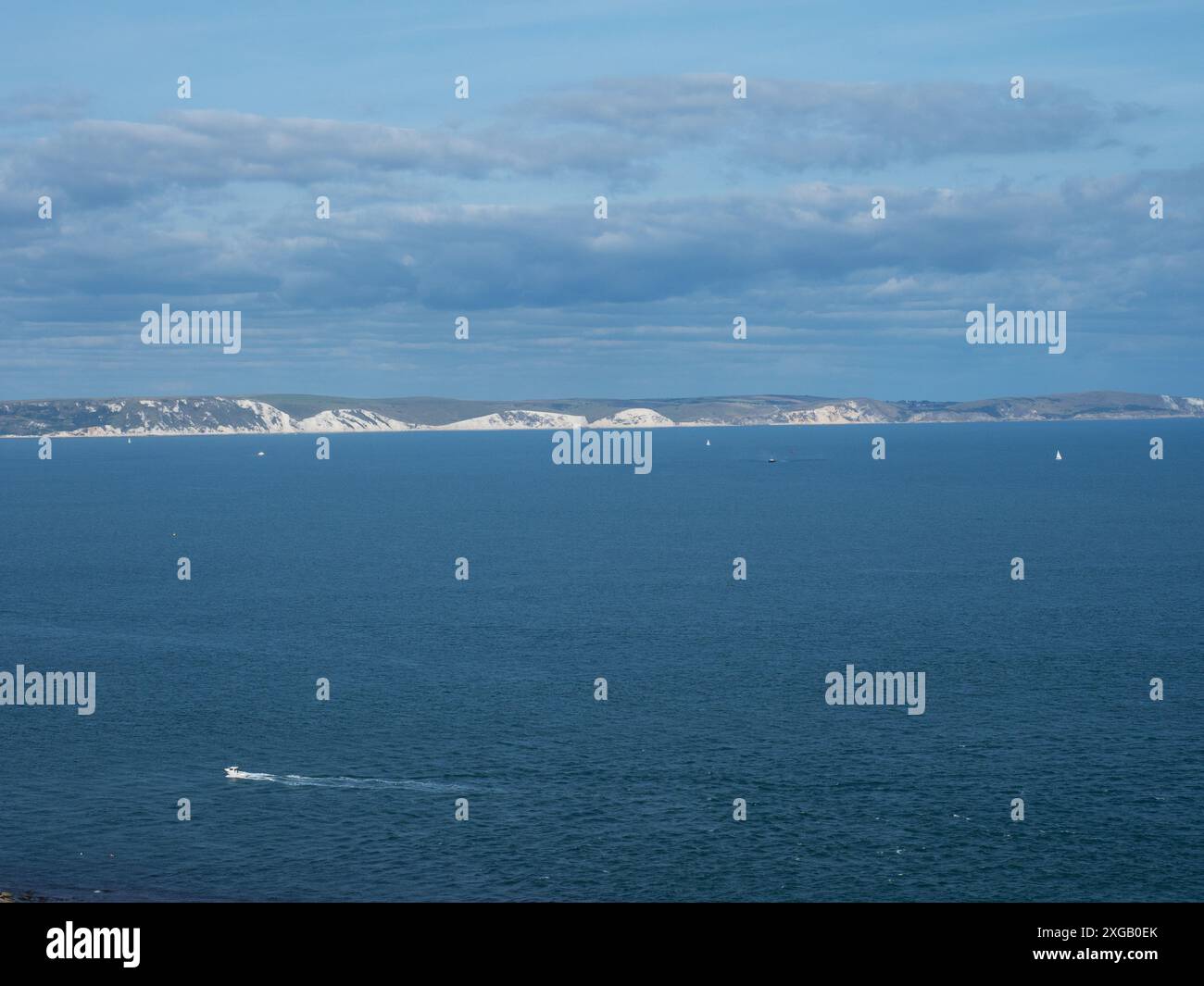 Jurrasic Coast östlich von Osmington Mills von Portland Bill mit einem kleinen Boot auf dem Meer, Dorset, England, Großbritannien, September 2021 Stockfoto