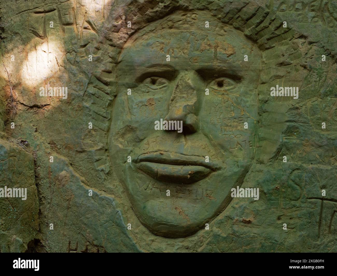 Sandsteinschnitzerei eines Gesichts neben der Hell Lane alten Rennstrecke, in der Nähe von Symondsbury, Dorset, England, Vereinigtes Königreich, September 2021 Stockfoto