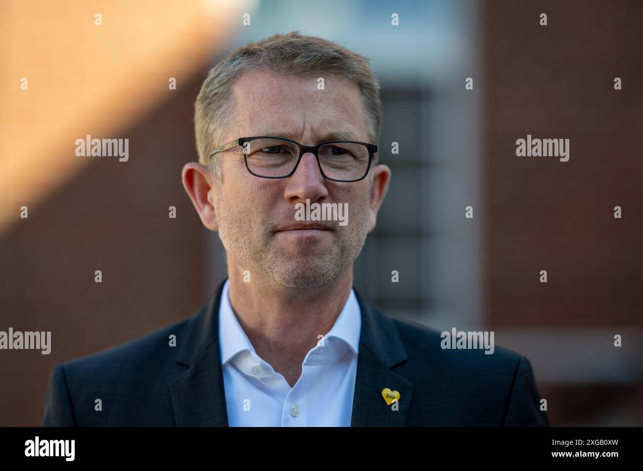 Berlin, Deutschland. Juli 2024. Rolf Erfurt, Betriebsvorstand der BVG, stellte auf einer Presseveranstaltung die Solarsystemprojekte der Berliner Verkehrsbetriebe (BVG) in einem BVG-Lager im Bezirk Weißensee vor. Quelle: Monika Skolimowska/dpa/Alamy Live News Stockfoto