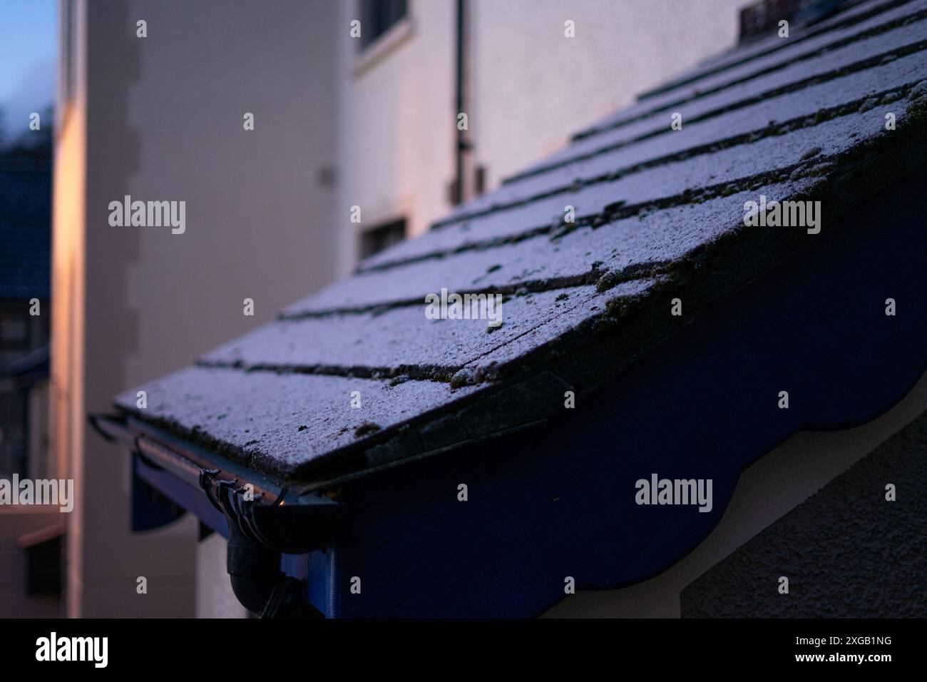 Eine Nahaufnahme von Schneestäuben auf Dachschindeln in Nordirland Stockfoto