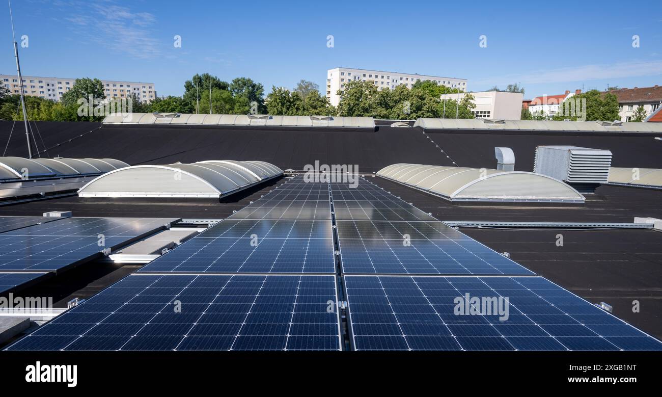 Berlin, Deutschland. Juli 2024. Solarmodule liegen bei sonnigem Wetter auf dem Dach des BVG-Lagers im Bezirk Weißensee, aufgenommen bei einer Presseveranstaltung zur Präsentation der Solarsystemprojekte der Berliner Verkehrsbetriebe (BVG). Quelle: Monika Skolimowska/dpa/Alamy Live News Stockfoto