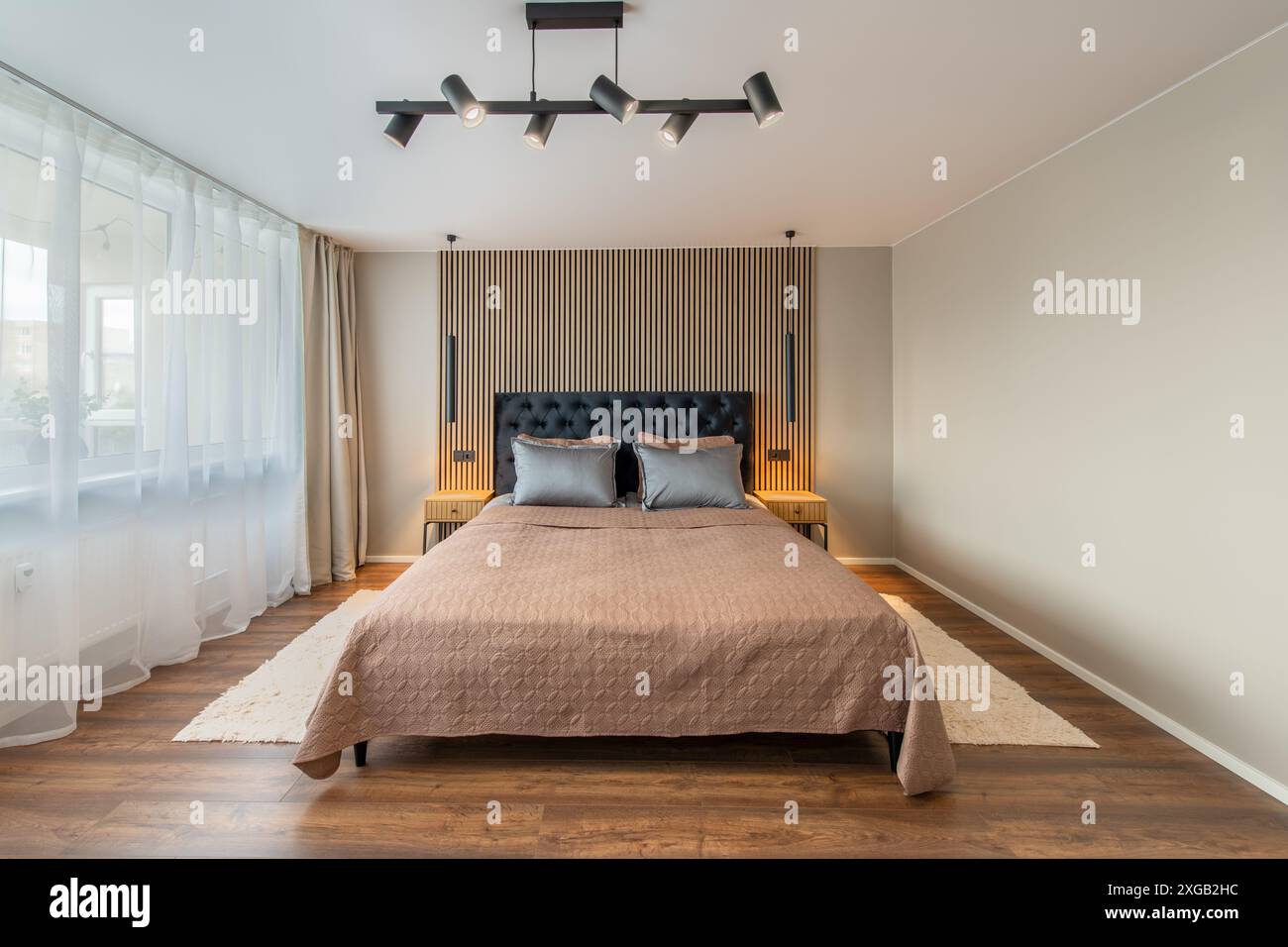 Luxuriöses Hauptschlafzimmer innen, modernes Haus, schöne Innenräume, großes Schlafzimmer. Stockfoto