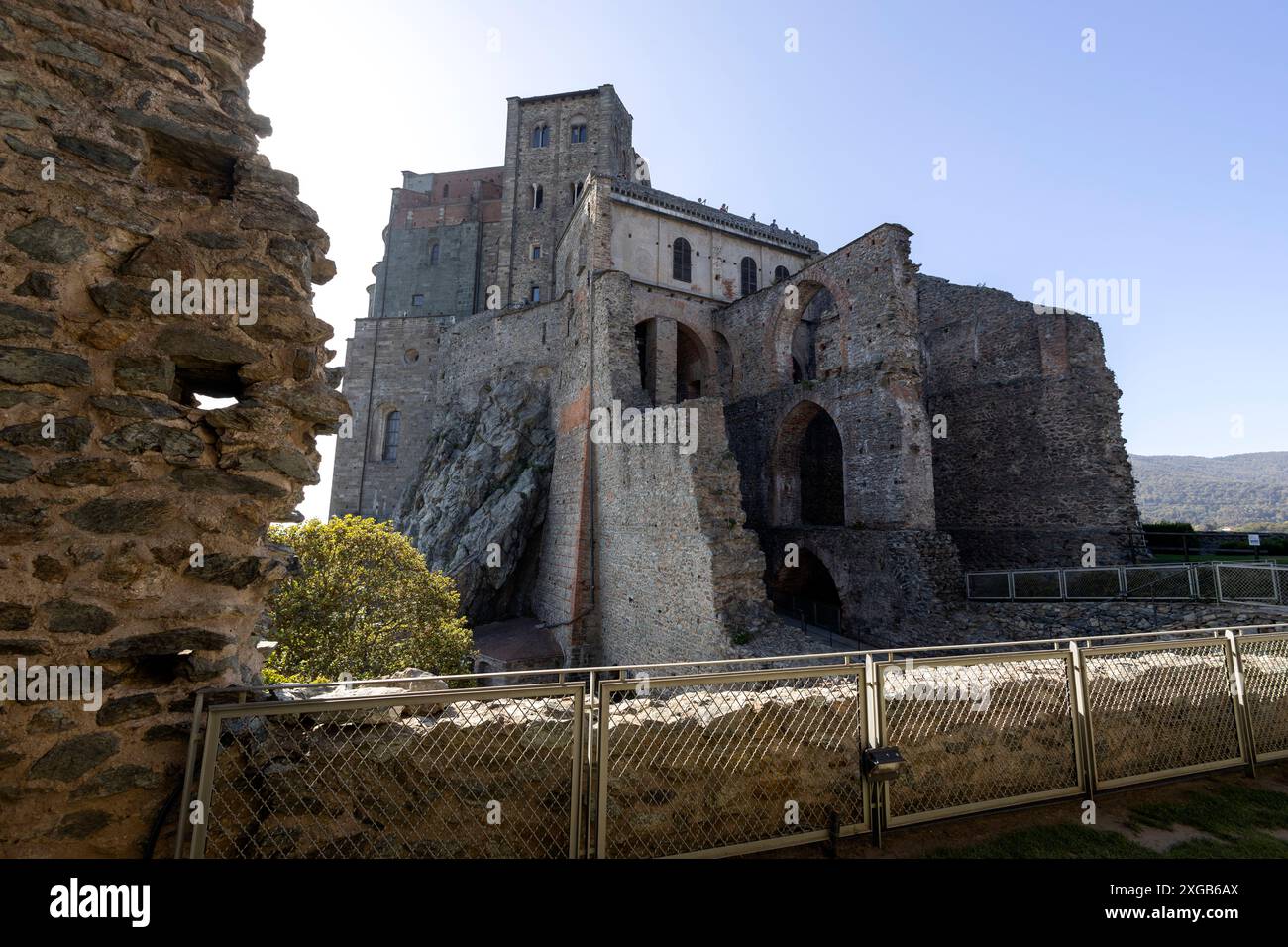Blick auf die Sacra San Michele (Abtei St. Michael) in Sant'Ambrogio von Turin, Provinz Turin, Piemont, Italien Stockfoto