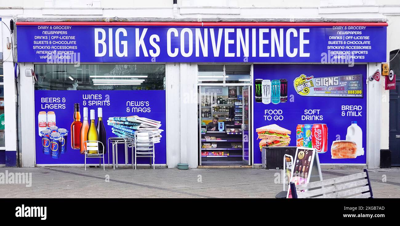 24-Stunden-Geschäft, modernes Geschäft, Fassade und Fassade mit Schildern, die Waren zum Verkauf im Seebad Teignmouth Devon England, Großbritannien, zeigen Stockfoto
