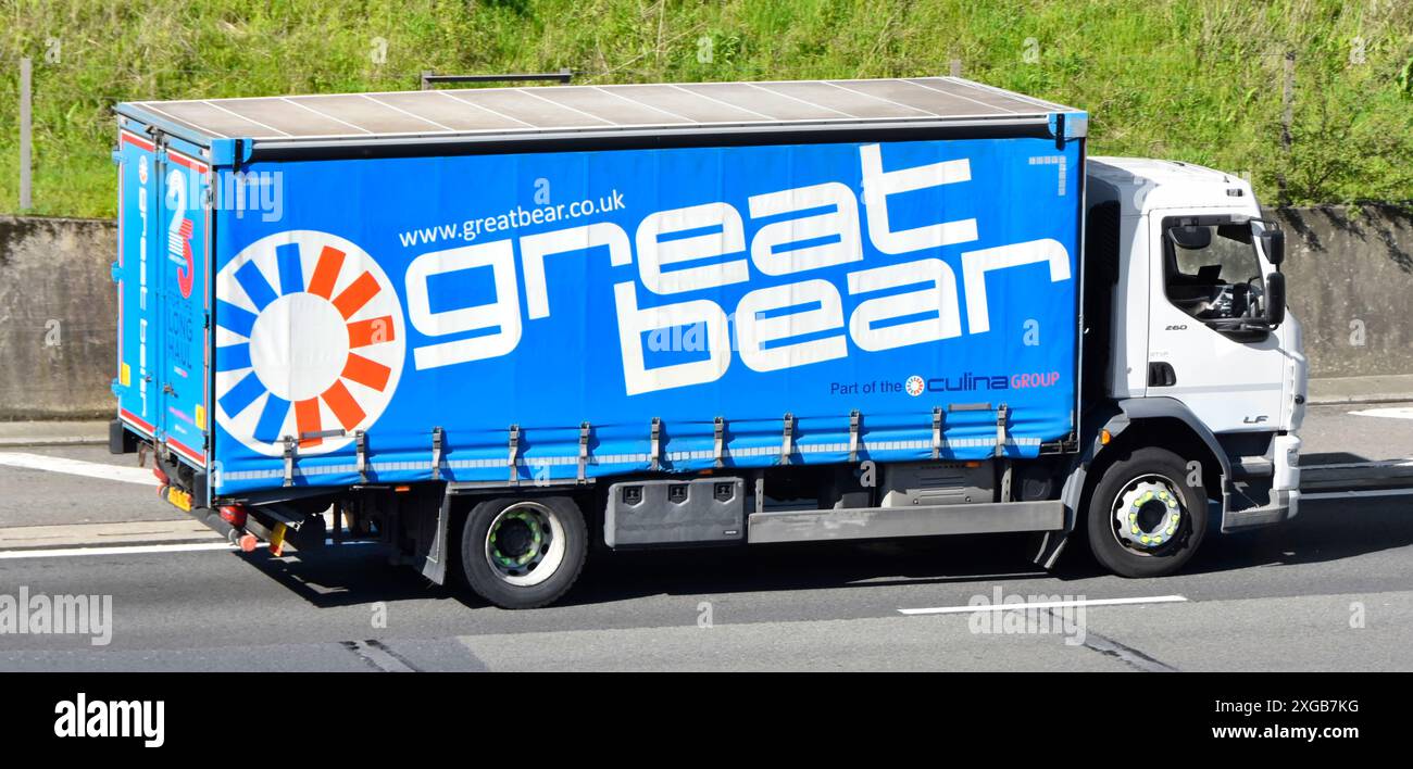 Great Bear Culina Group, Tochtergesellschaft UK Logistics Warehousing Services, Seitenansicht, weißes LKW-Fahrgestell, Fahrerhaus und blauer, weicher Vorhangaufbau M25 England UK Stockfoto