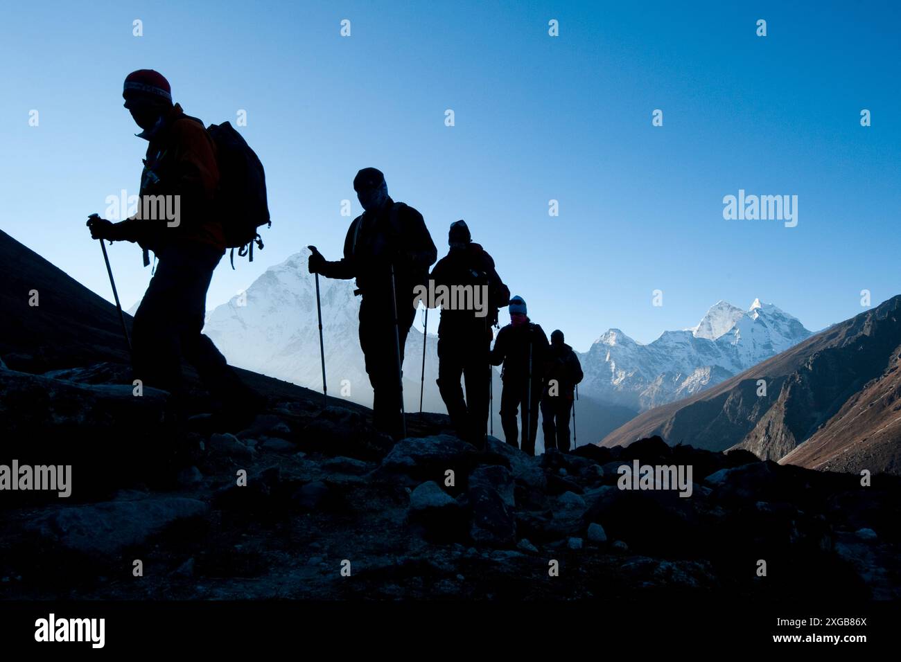 Wanderer vor der Kulisse des Berges bei Sonnenaufgang über Dhugla, 000 m – Wanderung nach mt. everest Basislager. Stockfoto