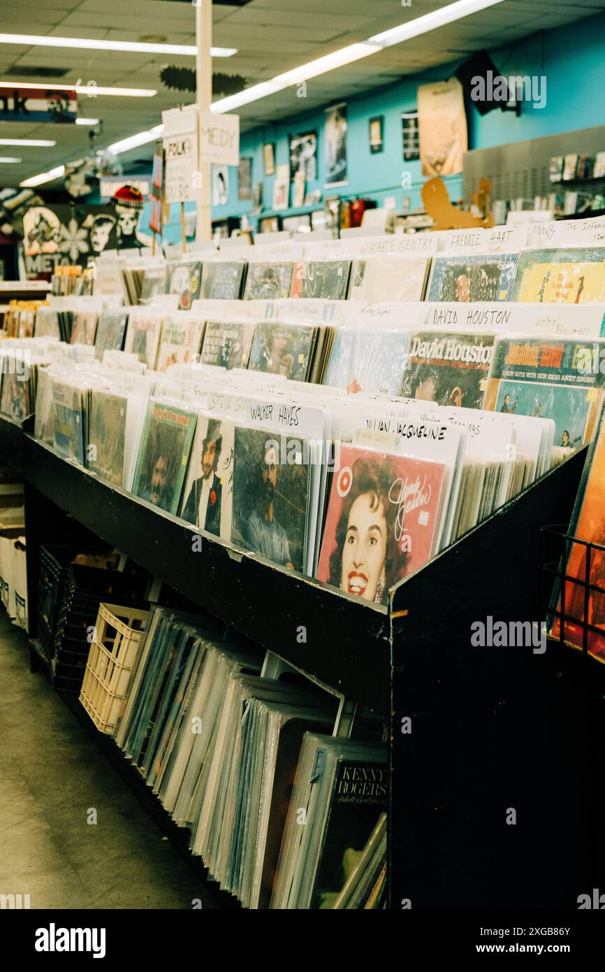 Vintage Vinyl Records in Regalen in einem Music Store ausgestellt Stockfoto