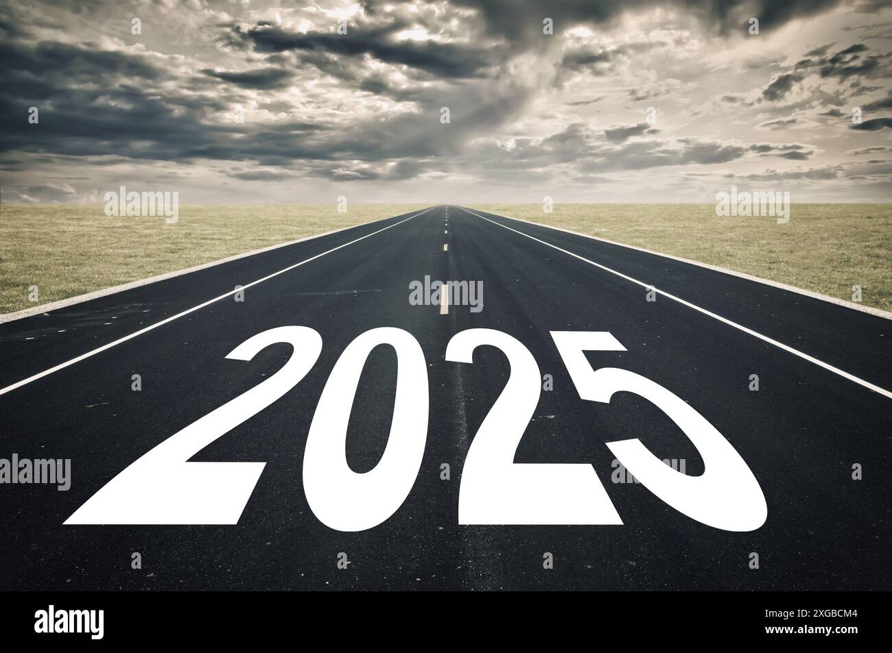 2025 Straßenperspektive, dunkle Wolken, Kriegskrise und Pessimismus über das Zukunftskonzept Stockfoto