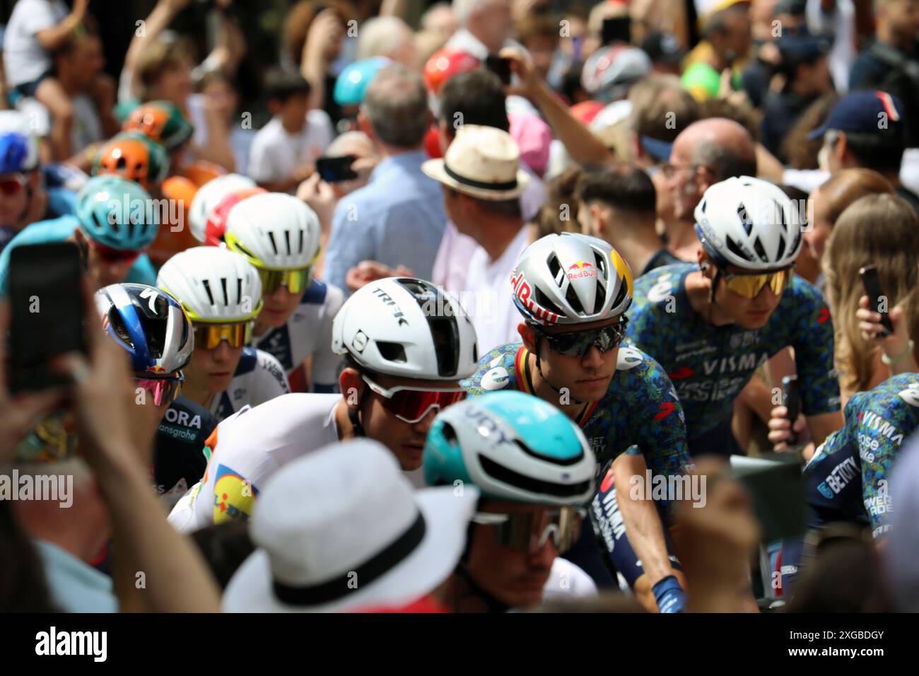 Troyes, Frankreich. Juli 2024. Wout Van Aert vom Team Visma Lease A Bike rollt aus Troyes mit dem Hauptfeld zu Beginn der 9. Etappe der Tour de France 2024 Credit: Dominic Dudley/Alamy Live News Credit: Dominic Dudley/Alamy Live News Stockfoto