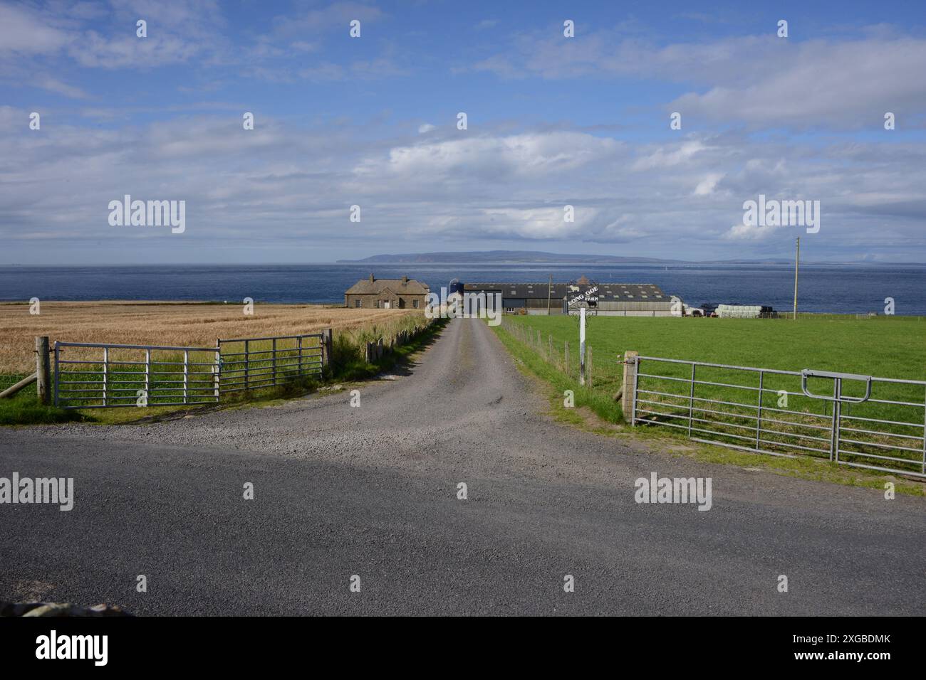 Eintritt zur Longoe Farm auf dem Pentland Firth in East Mey an einer Küstenstraße in Caithness in der Nähe von Castle Mey, das 1958 von der Queen-Mutter gekauft wurde Stockfoto