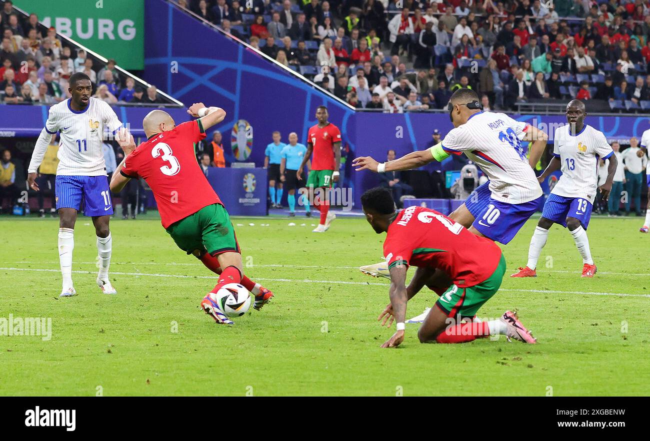 Hamburg, Deutschland. Juli 2024. firo: 05.07.2024, Fußball: UEFA EURO 2024, EM, Europameisterschaft 2024, Viertelfinale, 1/4 Finale, M46, Match 46, POR, Portugal - FRA, Frankreich 3:5 IE Pepe von Portugal, löscht den Schuss auf Tor, Torchance, Chance, Schuss, Torchance, von Kylian Mbappe aus Frankreich Credit: dpa/Alamy Live News Stockfoto