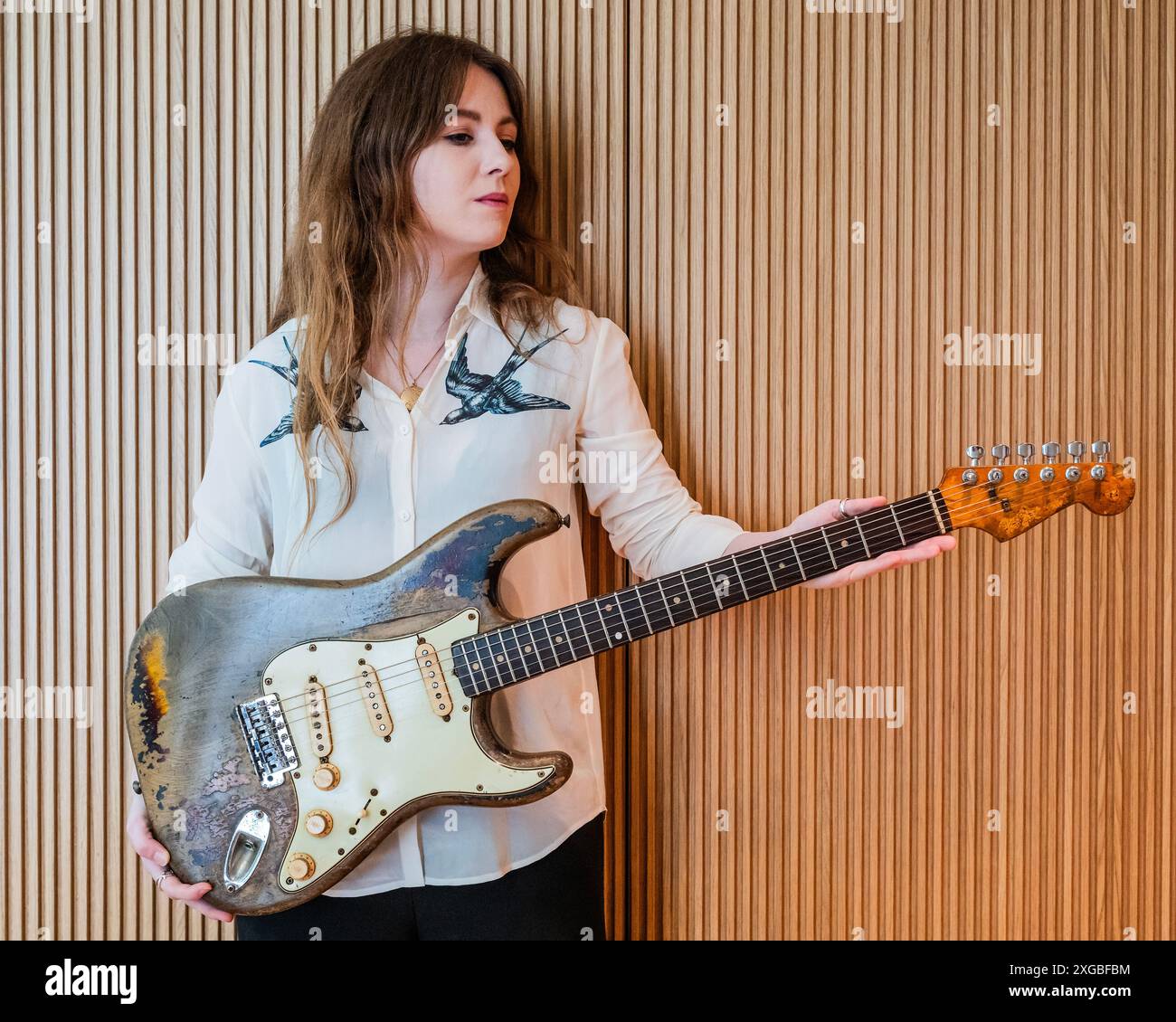 London, Großbritannien. Juli 2024. Ein Fender Stratocaster von 1961, geschätzte 700.000 - 1.000.000 Pfund. - Der Hauptgegenstand in der Sammlung von Rory Gallagher, der am 17. Oktober in Bonhams in der New Bond Street, London, versteigert wird. Die Kollektion besteht aus einer außergewöhnlichen Auswahl an Gitarren, Amps und Zubehör aus seinem Leben und seiner Karriere, die von der Familie Gallagher angeboten wird. Guy Bell/Alamy Live News Stockfoto