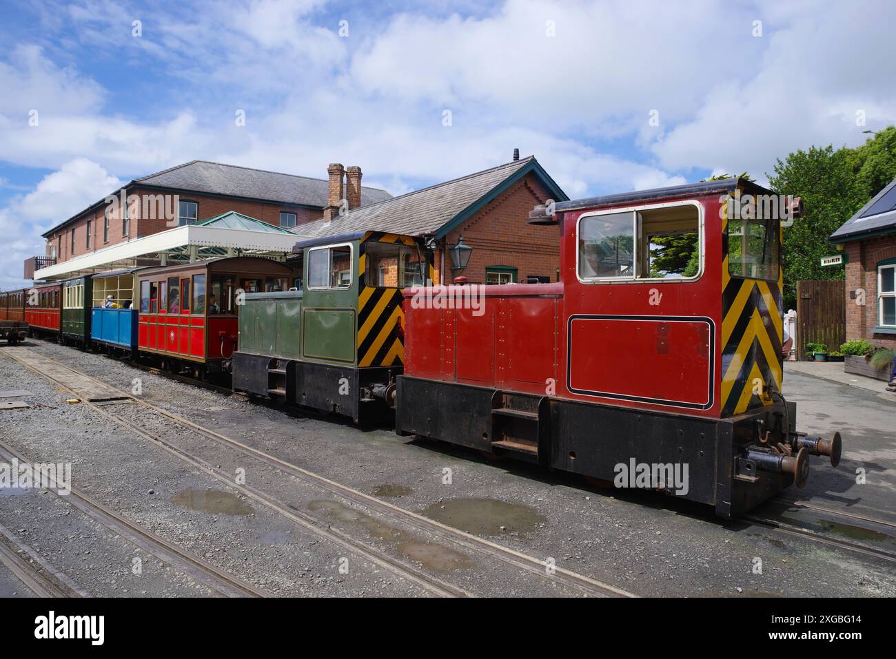 Diesel, Lokomotiven, Nr. 11, Trecwn und Nr. 12, St Cadfan, Bahnhof Tywyn Warf, Tal y Llyn, Schmalspurbahn, Stockfoto