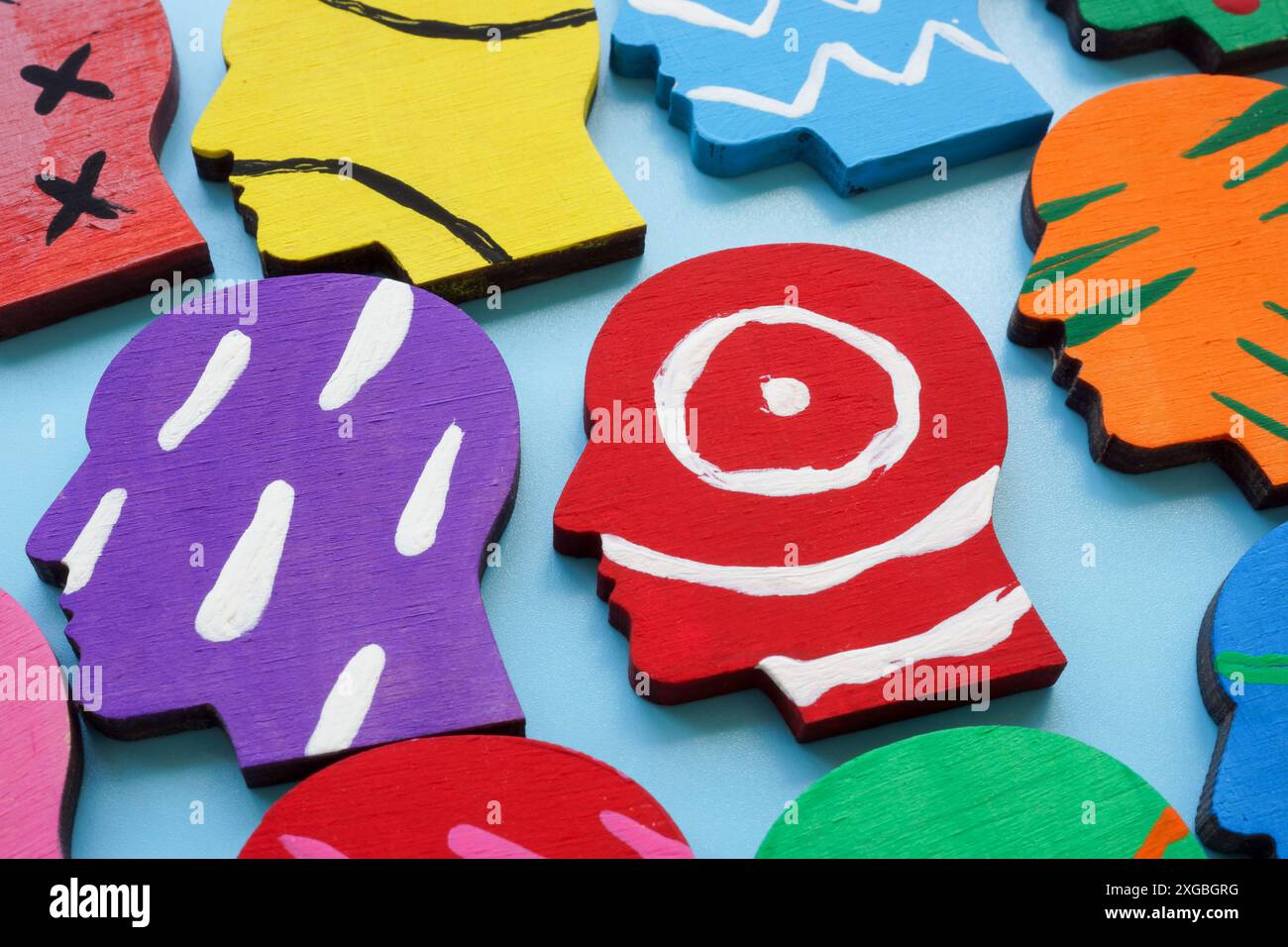 Gemalte Kopffiguren als Symbol kultureller und geistiger Vielfalt. Stockfoto