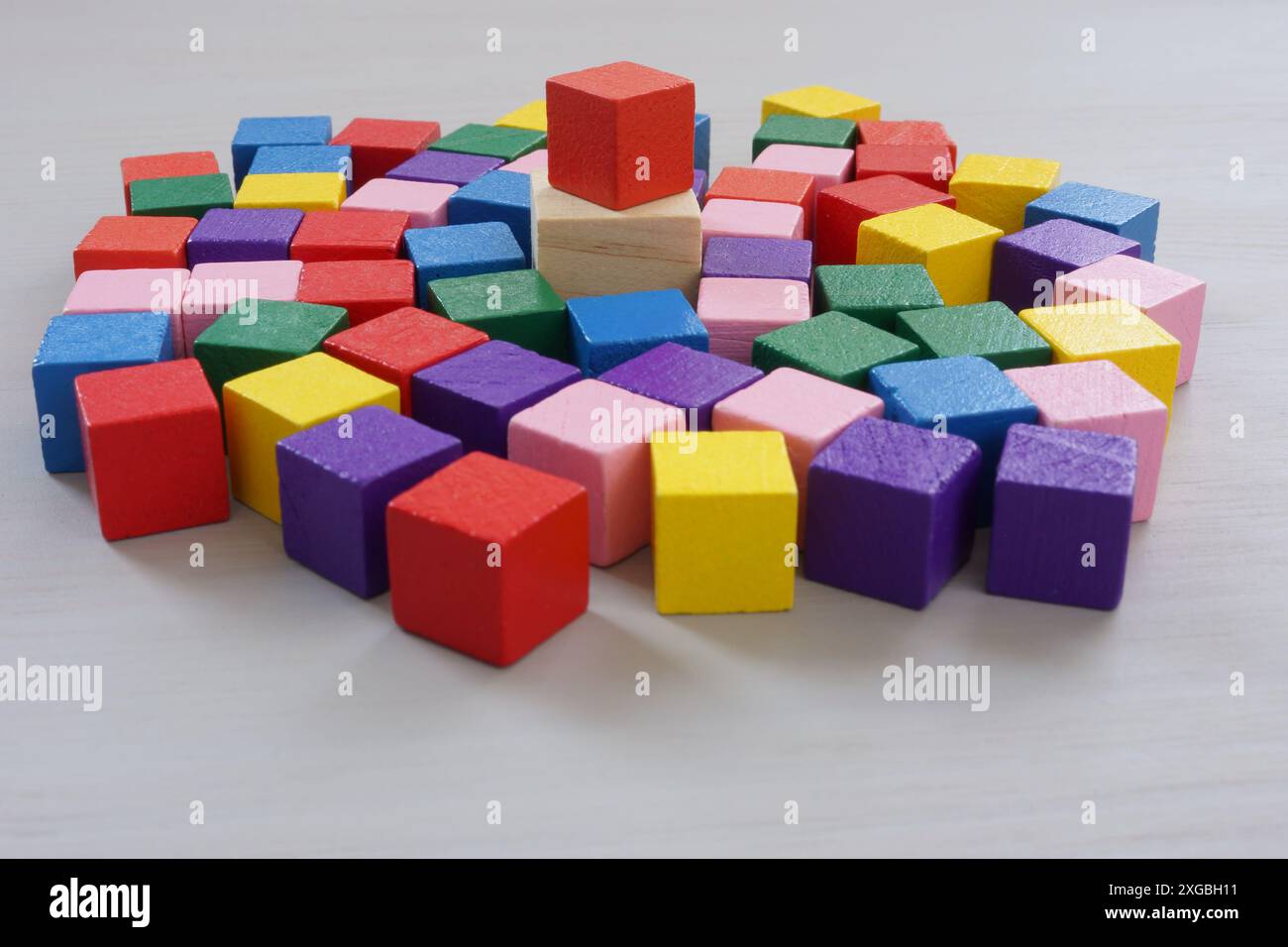 Integrative Führung. Eine Menge mehrfarbiger Würfel und ein Hauptwürfel. Stockfoto