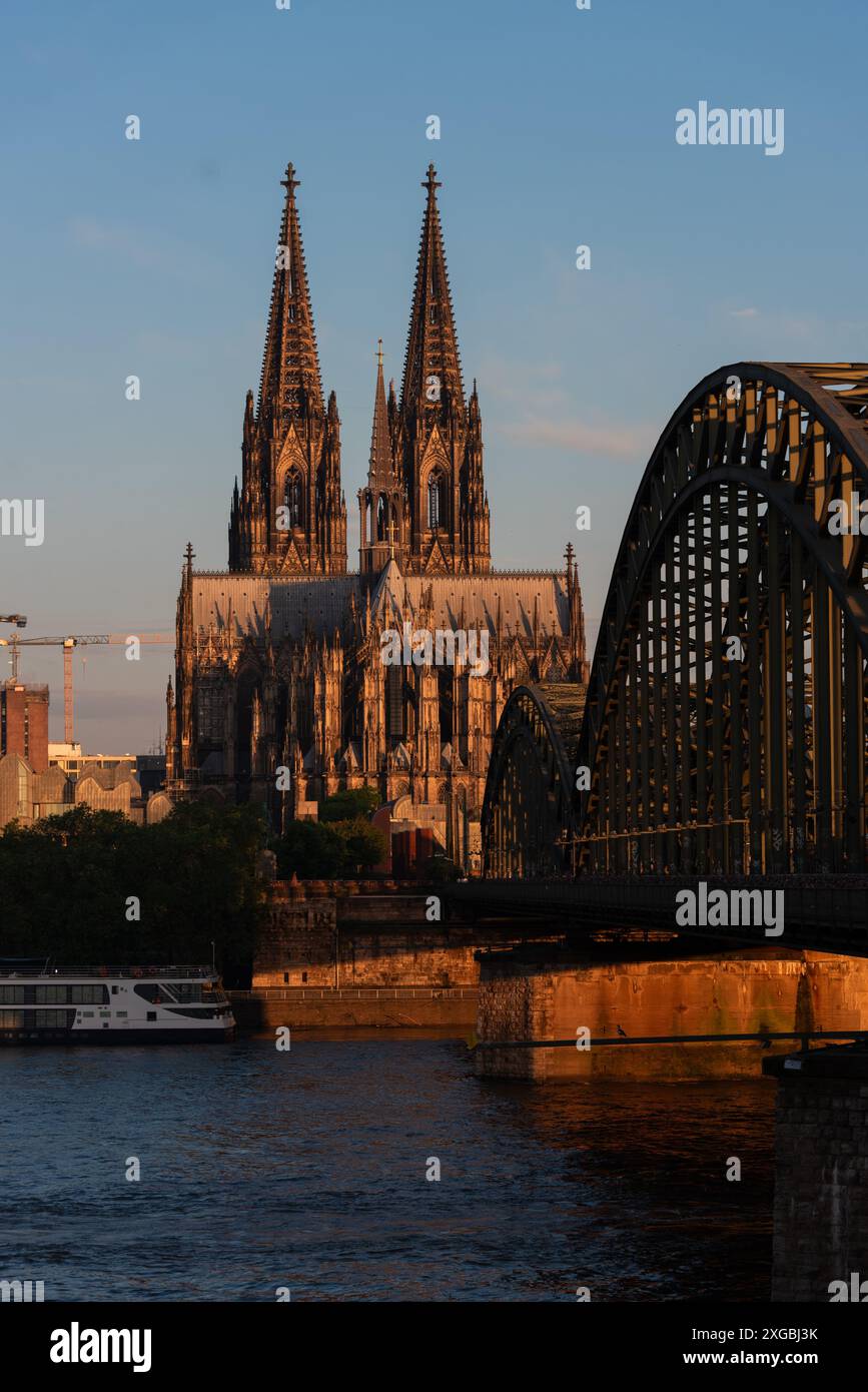 Kölner Dom während der Stunde des Sonnenaufgangs Stockfoto