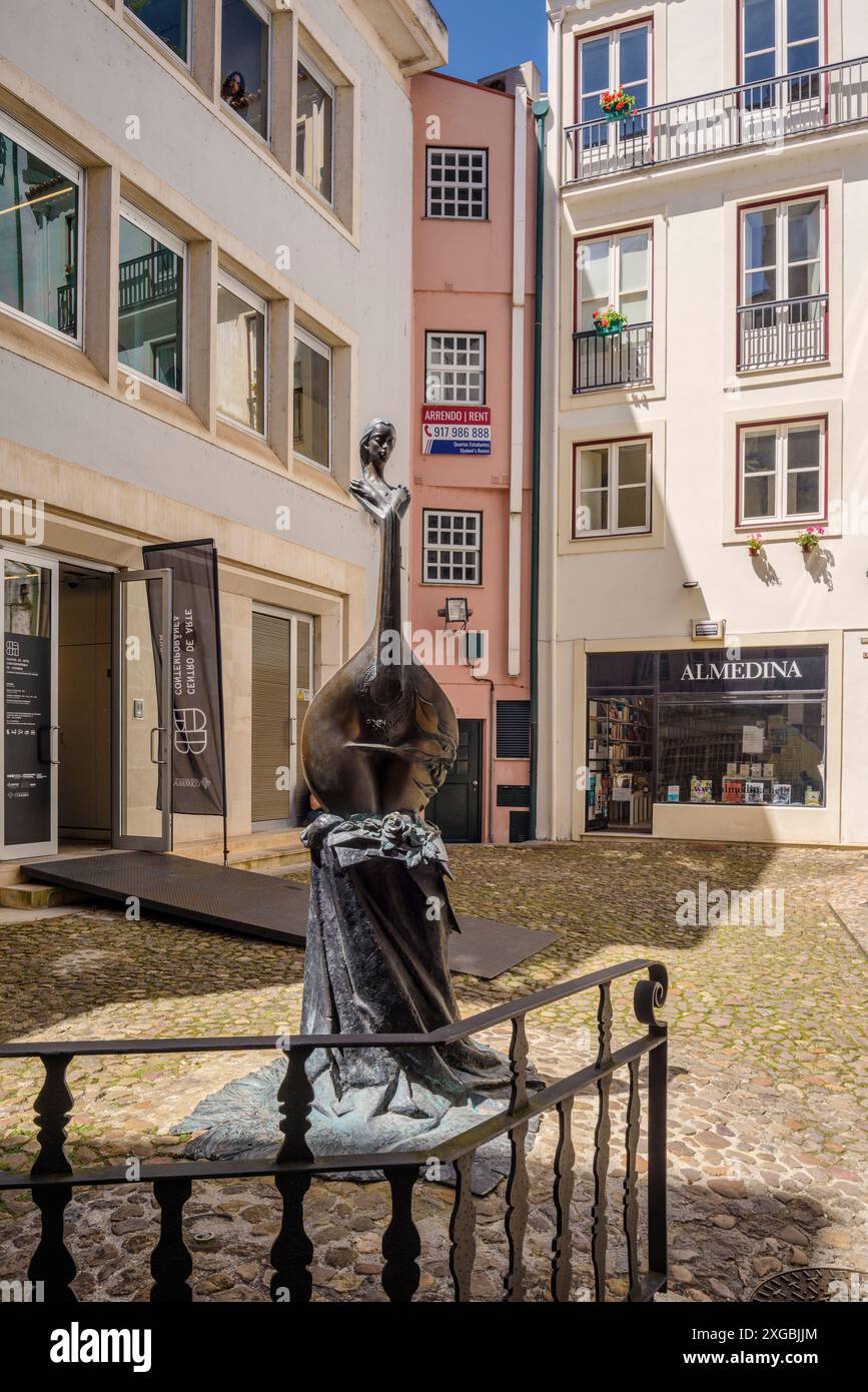 Denkmal für Fado, Hommage an das Lied, Skulptur am Almedina-Bogen in Coimbra, Portugal, Europa Stockfoto