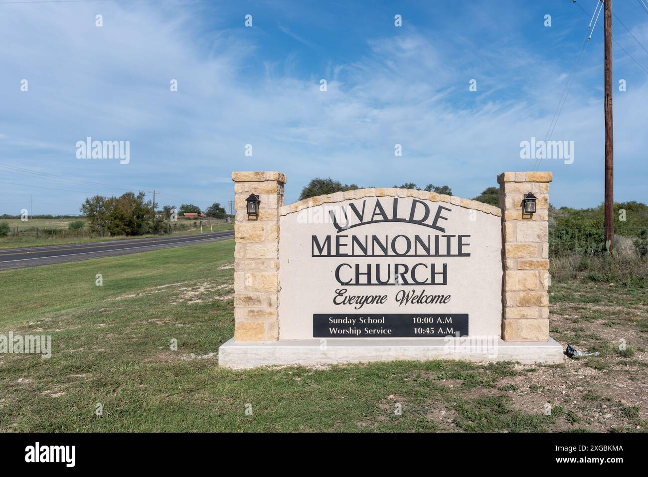 Schild mit Steinsäulen für Uvalde Mennonite Church, Uvalde County, Texas, USA. Stockfoto