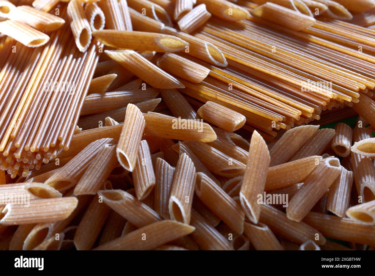 Vollkornnudeln und Spaghetti. Stockfoto